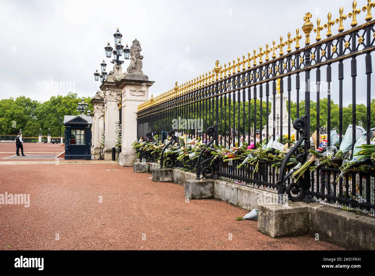 Queen On Railing London, UK. 9 September 2022. Floral tributes are seen through the ...