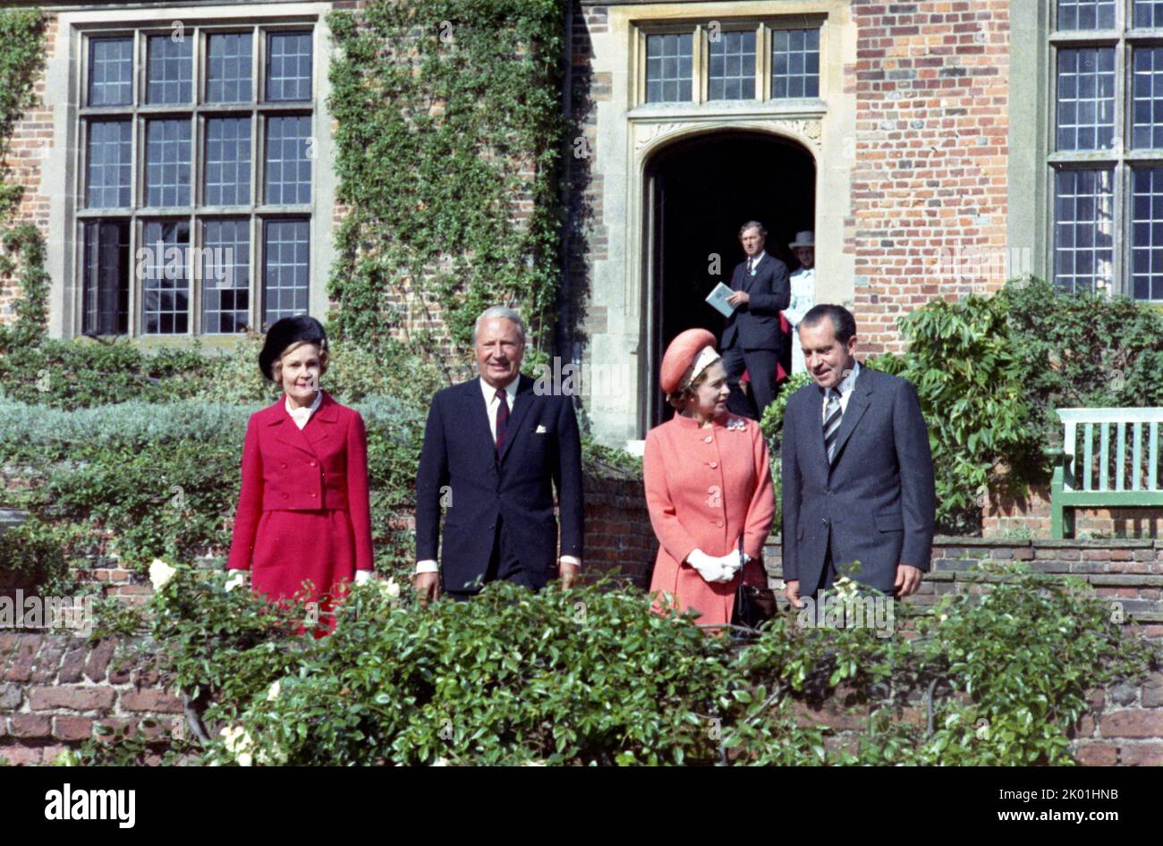 Royal photo -  First Lady Pat Nixon, Prime Minister Edward Heath, Queen Elizabeth II, and President Richard Nixon at Chequers 3 October 1970 Stock Photo