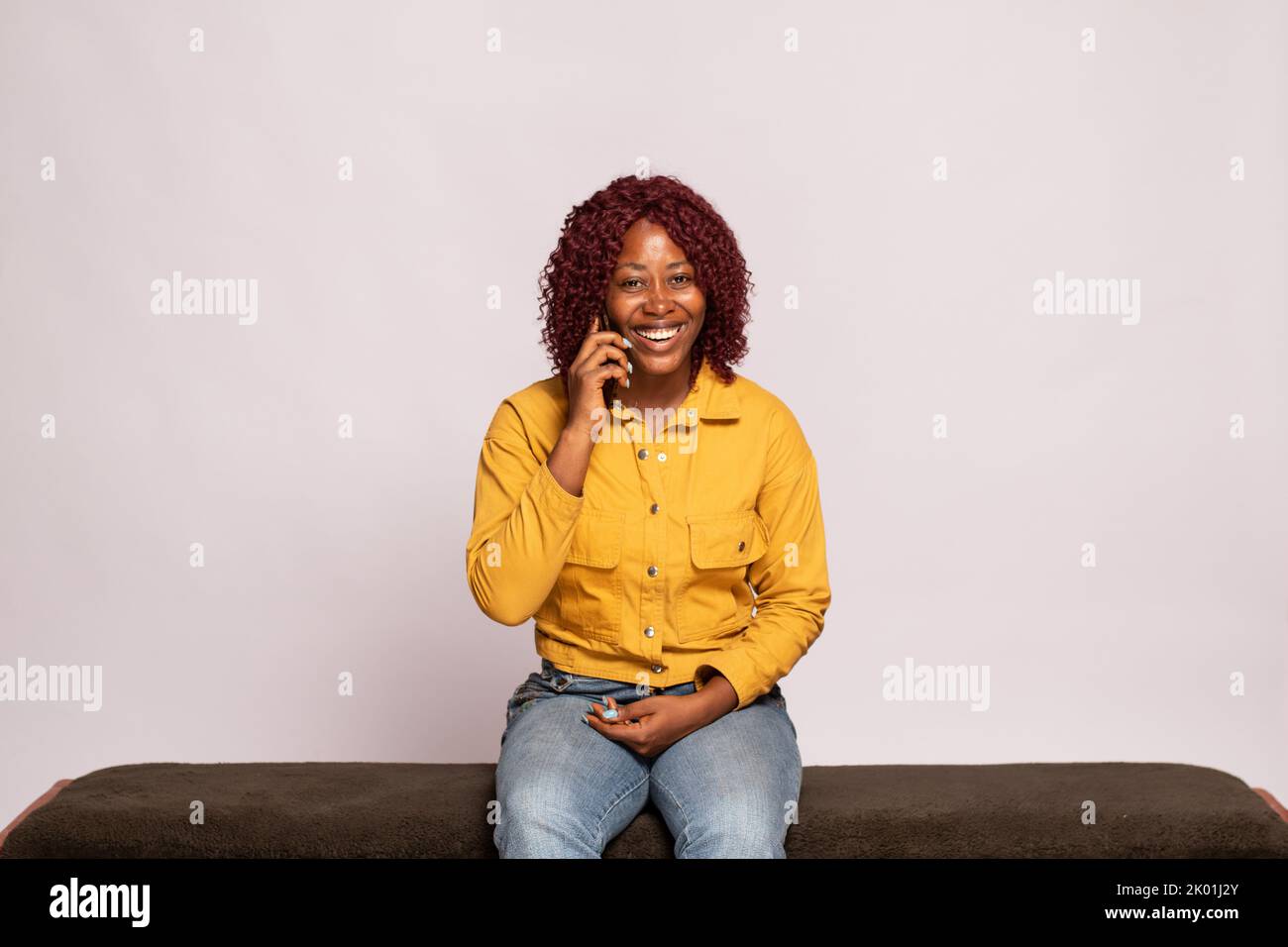 young black woman making a phone call smiling Stock Photo - Alamy