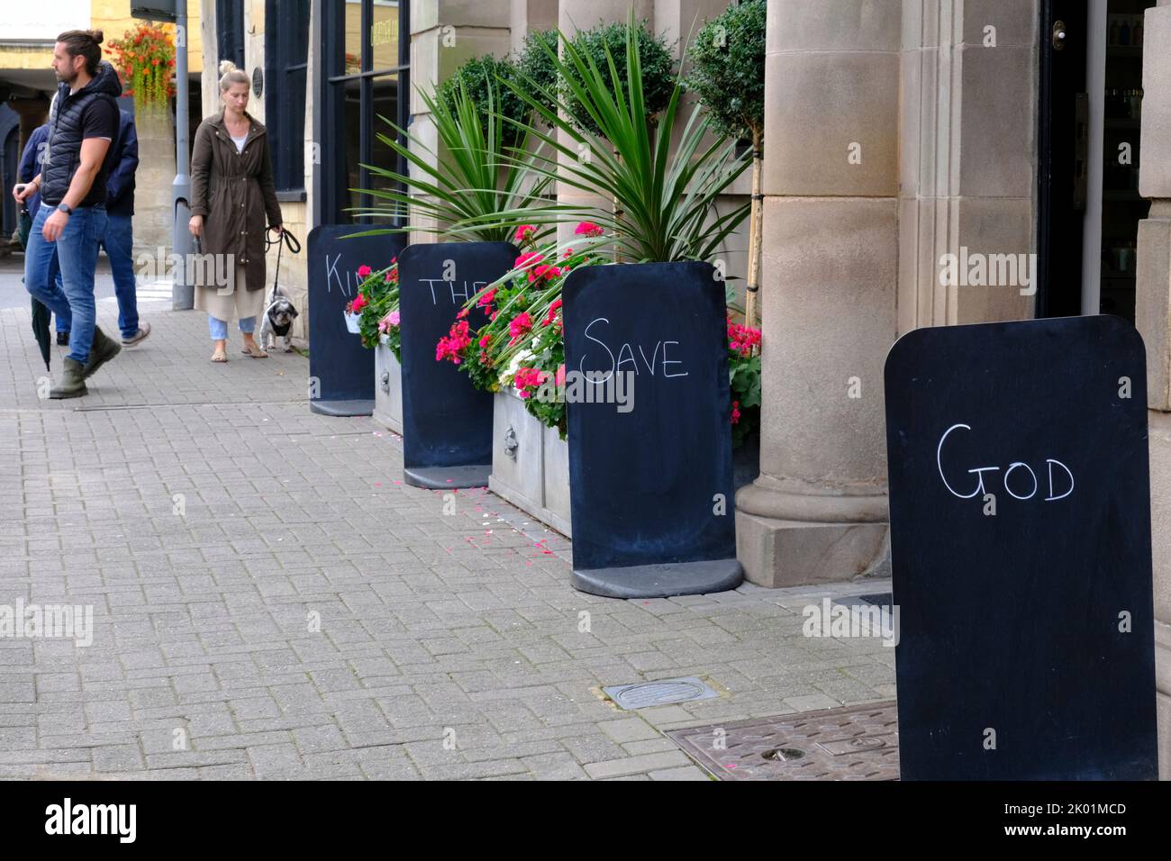 Tetbury, UK. 9th Sep, 2022. Flags are lowered in this small Cotswold town. King Charles III, owns a country home at nearby Highgrove. God Save the King signs. Credit: JMF News/Alamy Live News Stock Photo