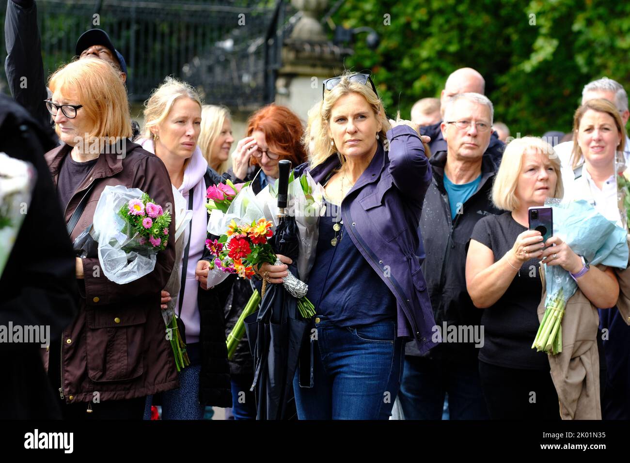 Buckingham Palace, London, UK – Friday 9th September 2022 – Large crowds gather with flowers outside Buckingham Palace to mourn the death of Queen Elizabeth II yesterday. Photo Steven May / Alamy Live News Stock Photo