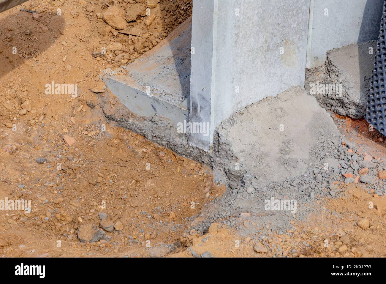 installation of a LStone at the concrete bed with contact to the knob