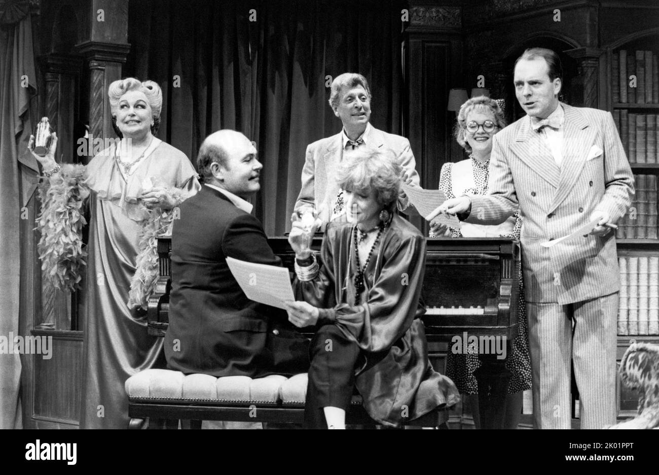 l-r: Margaret Courtenay (Elsa von Grossenkneuten), Robert Austin (Roger Hopewell), Sheila Steafel (Bernice Roth), Tom Baker (Ken de la Maize), Maria Friedman (Nikki Crandall), Simon Cadell (Eddie McCuen) in THE MUSICAL COMEDY MURDERS OF 1940 by John Bishop at the Greenwich Theatre, London SE10  28/03/1988  original music: Ted Dimons  design: Peter Rice  lighting: Mick Hughes  director: Peter Farago Stock Photo