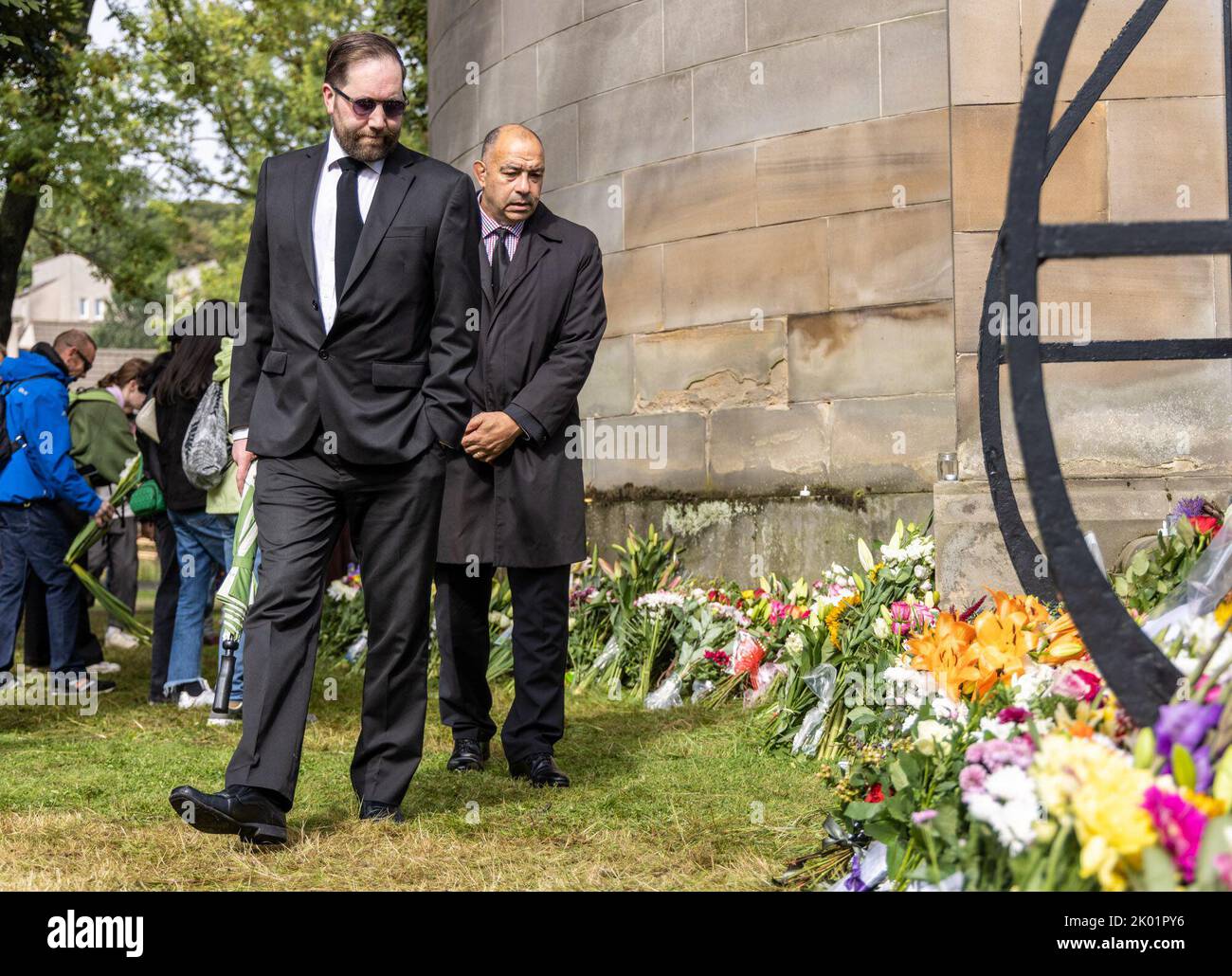 Edinburgh, United Kingdom. 09 September, 2022 Pictured: A mourner at the Palace of Holyroodhouse in Edinburgh. Credit: Rich Dyson/Alamy Live News Stock Photo