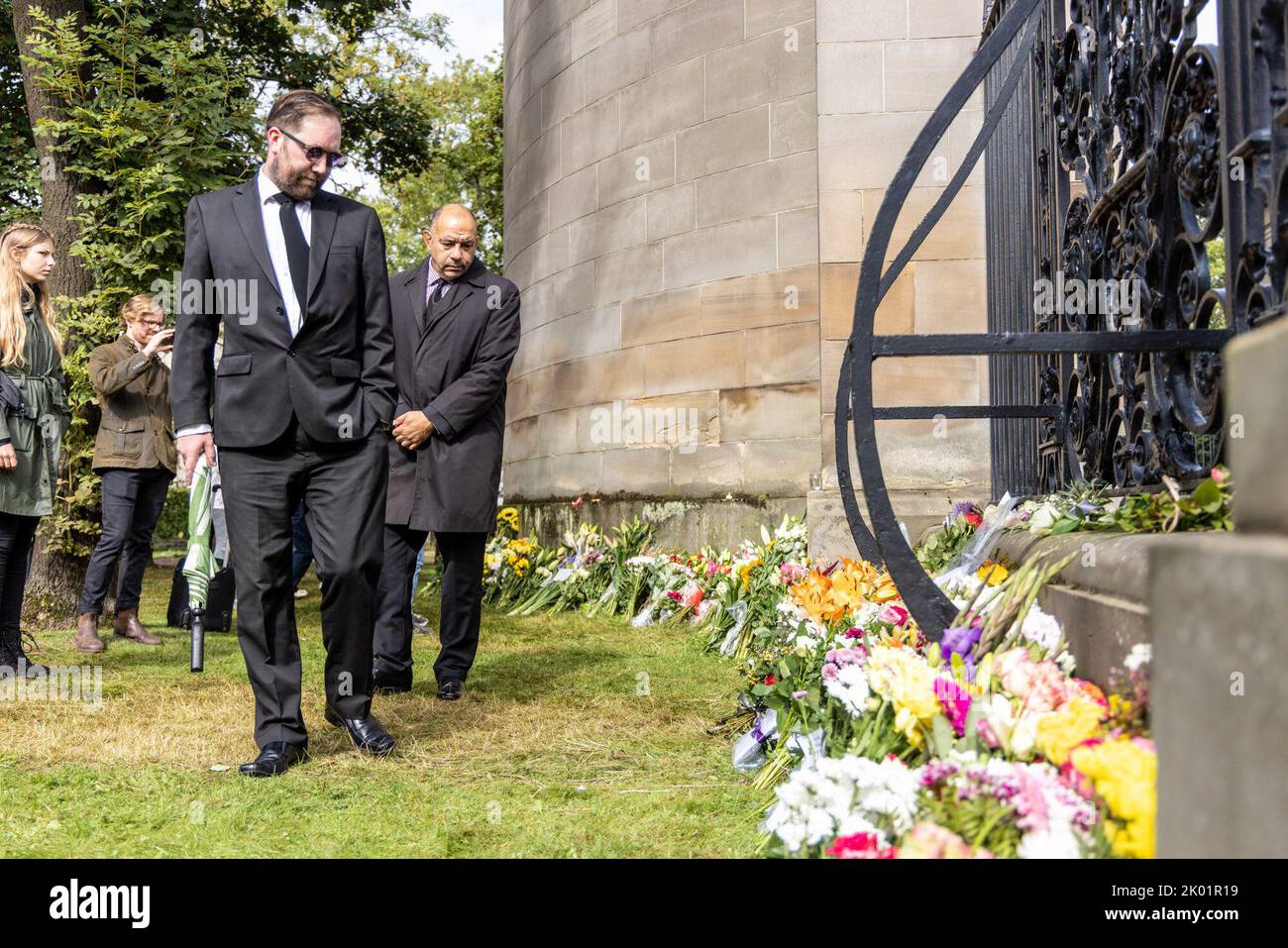 Edinburgh, United Kingdom. 09 September, 2022 Pictured: A mourner at the Palace of Holyroodhouse in Edinburgh. Credit: Rich Dyson/Alamy Live News Stock Photo