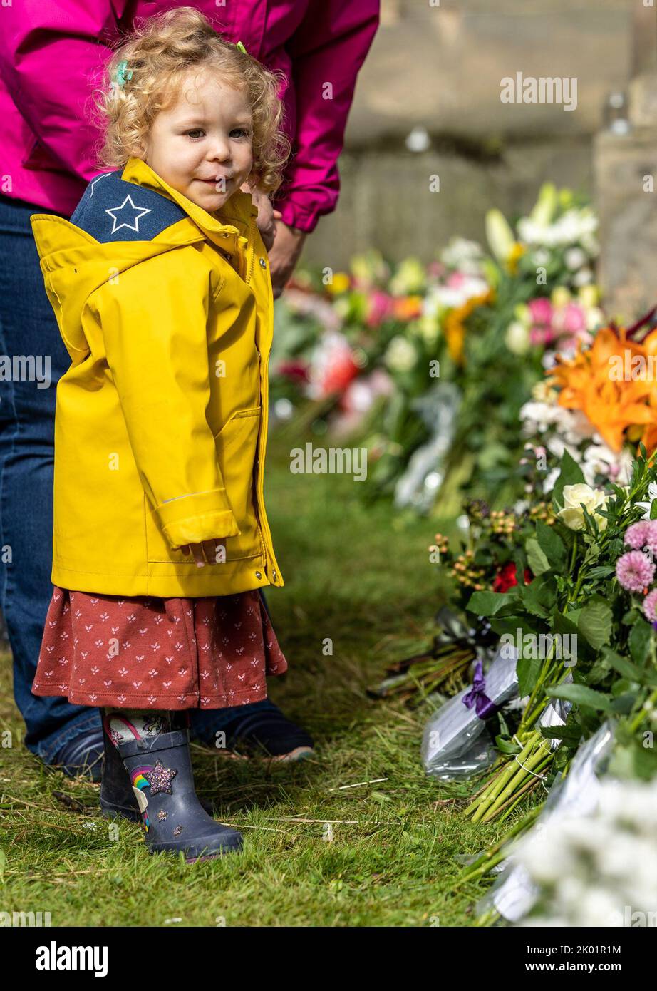 Edinburgh, United Kingdom. 09 September, 2022 Pictured: A mourner lays flowers at the Palace of Holyroodhouse in Edinburgh. Credit: Rich Dyson/Alamy Live News Stock Photo