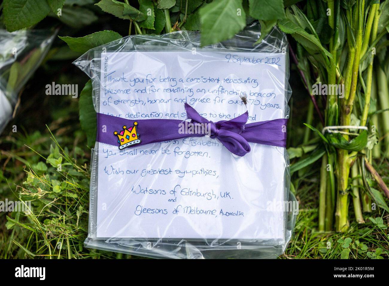 Edinburgh, United Kingdom. 09 September, 2022 Pictured: A message of condolence on flowers left at the Palace of Holyroodhouse. Credit: Rich Dyson/Alamy Live News Stock Photo