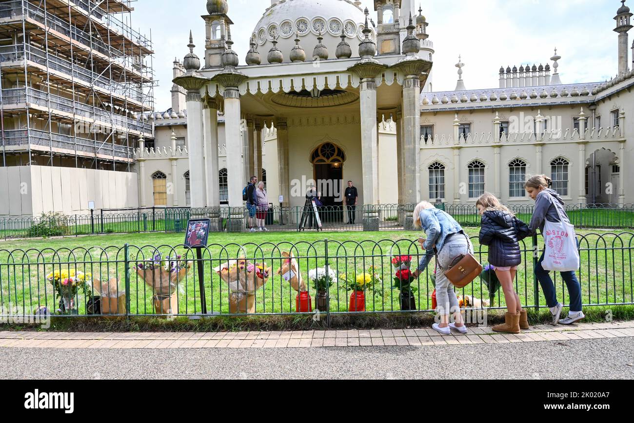Brighton UK 9th September 2022 - Members of the public have started to leave floral tributes to The Queen outside The Royal Pavilion in Brighton today after her death at the age of 96 was announced yesterday . Elizabeth II reigned as British monarch for 70 years    : Credit Simon Dack / Alamy Live News Stock Photo