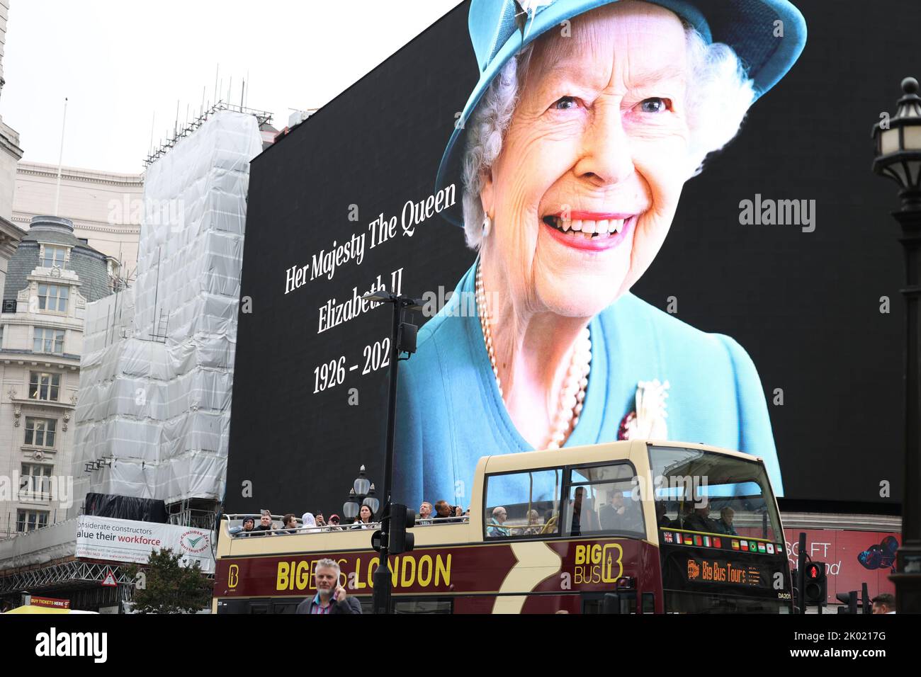 London, UK. 8th Sep, 2022. Tourists on a sightseeing bus pass a giant image of Queen Elizabeth II at Piccadilly Circus in central London the day after the death of the British monarch. Credit: James Boardman/Alamy Live News Stock Photo