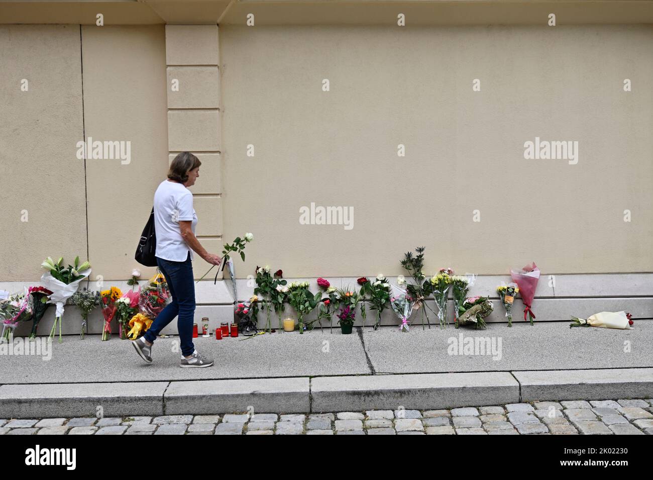 Vienna, Austria. 09th Sep, 2022. Mourning after the death of Queen Elizabeth II at the British Embassy in Vienna. People lay flowers in front of the embassy building. Credit: Franz Perc/Alamy Live News Stock Photo