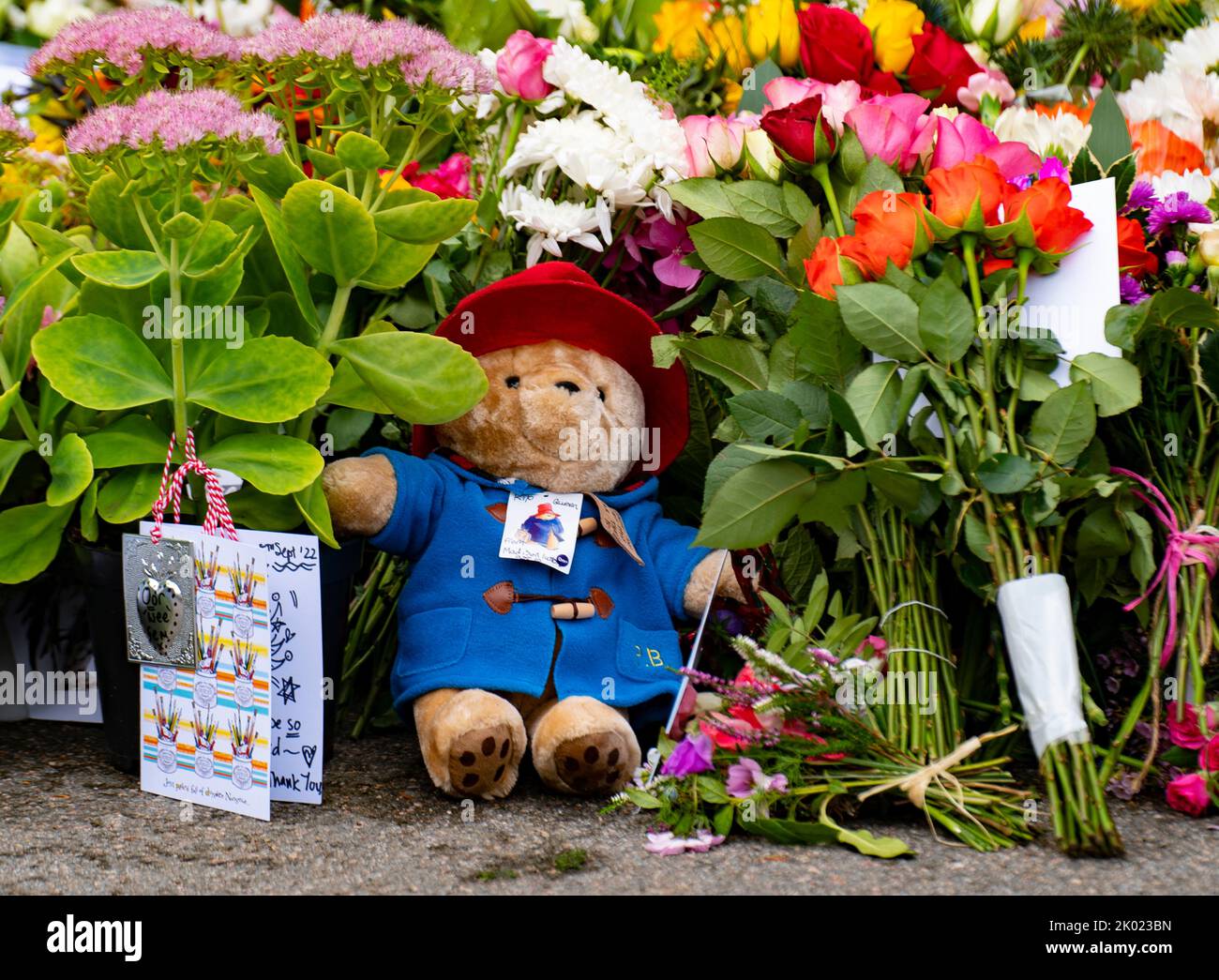 Balmoral, Scotland, UK. 9th September 2022. Members of the public laying flowers at the entrance gates to Balmoral Castle following news of death of HRH Queen Elizabeth II yesterday.  Iain Masterton/Alamy Live News Stock Photo