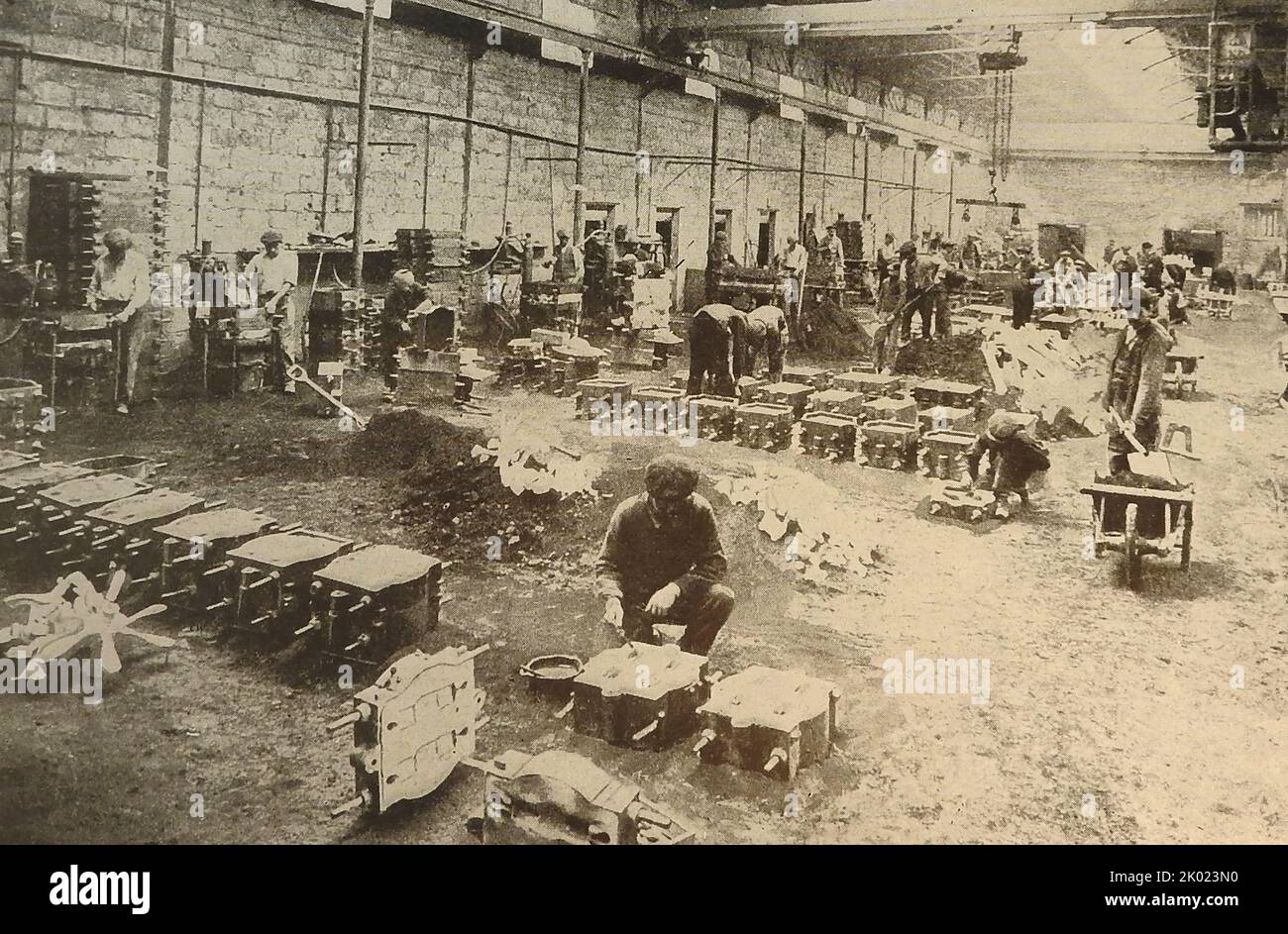 WWI - Wartime munitions and supplies - A scene showing French munition workers in a moulding unit making machinery parts.  ----  Première Guerre mondiale - Munitions et fournitures en temps de guerre - Une scène montrant des Français des travailleurs des munitions dans une unité de moulage fabriquant des pièces de machines.  ----    Erster Weltkrieg - Kriegsmunition und Nachschub - Eine Szene, die französische Munitionsarbeiter in einer Formeinheit zeigt, die Maschinenteile herstellt.  ---- Stock Photo