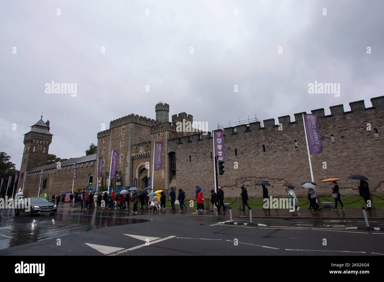 Cardiff, Wales, UK. 9 Sep, 2022. People queue outside Cardiff Castle to watch a gun salute of 96 rounds to mark each year of Queen Elizabeth II's life. Credit: Mark Hawkins/Alamy Live News Stock Photo
