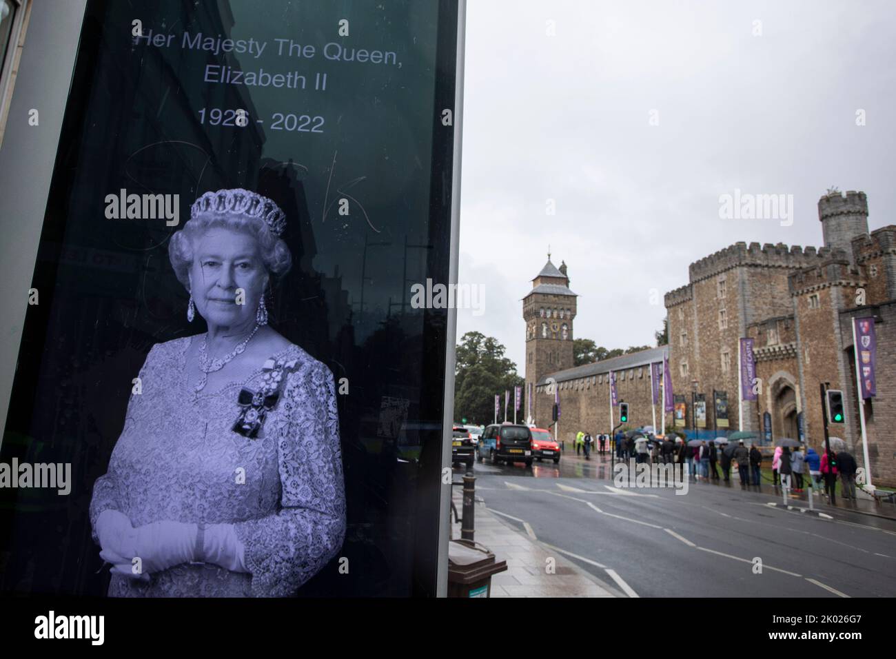 Cardiff, Wales, UK. 9 Sep, 2022. A Global news image of the Queen and people queue outside Cardiff Castle to watch a gun salute of 96 rounds to mark each year of Queen Elizabeth II's life. Credit: Mark Hawkins/Alamy Live News Stock Photo