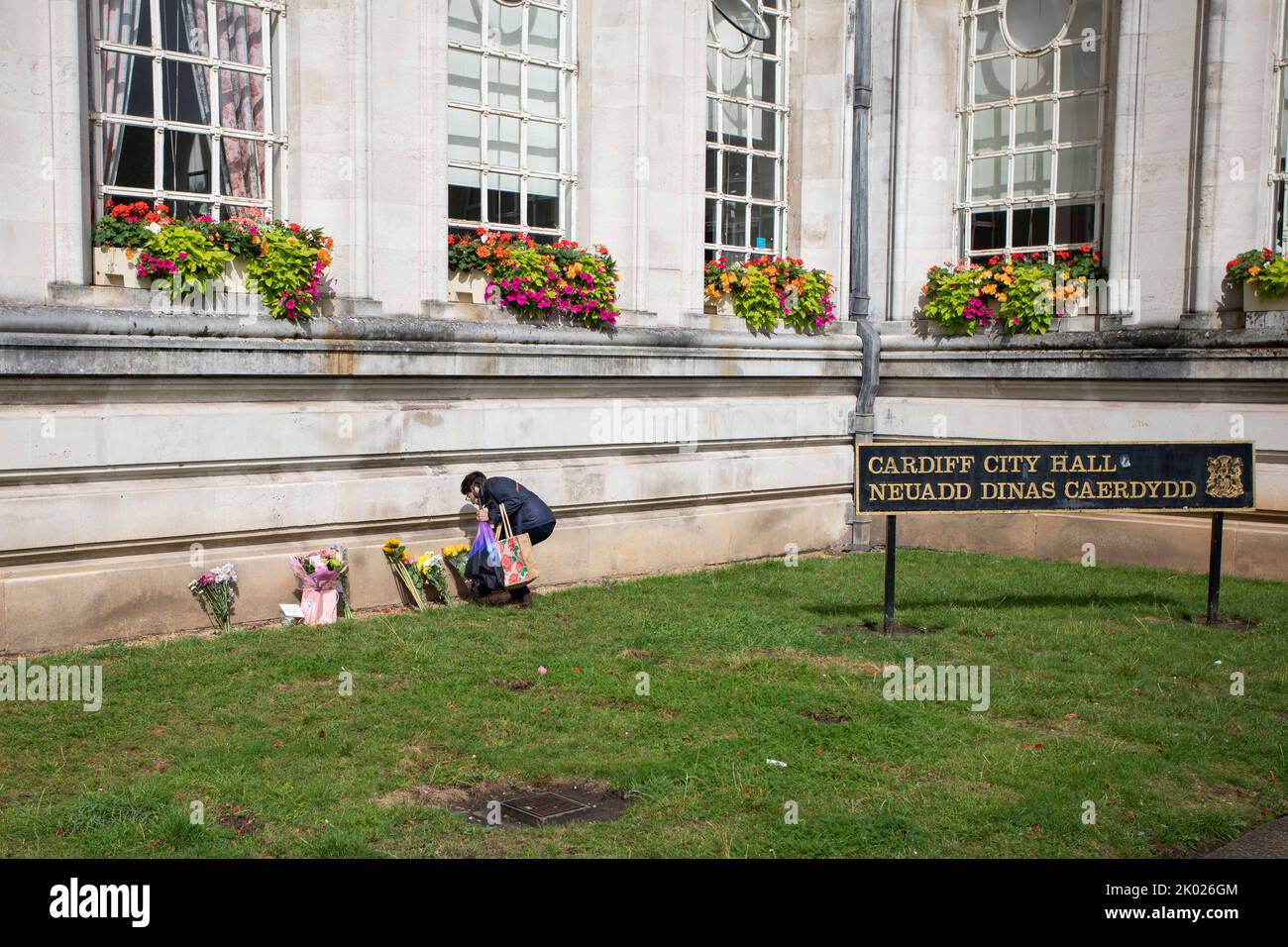 Cardiff, Wales, UK. 9 Sep, 2022. The first flowers are laid outside Cardiff City Hall in tribute to Queen Elizabeth II. Credit: Mark Hawkins/Alamy Live News Stock Photo