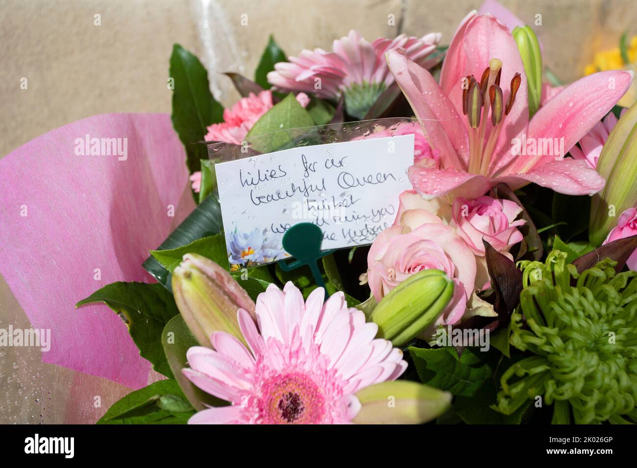 Cardiff, Wales, UK. 9 Sep, 2022. The message in a bunch of flowers for Queen Elizabeth II outside Cardiff City Hall reads ‘Lilies for our beautiful Queen Lilibet'. Credit: Mark Hawkins/Alamy Live News Stock Photo
