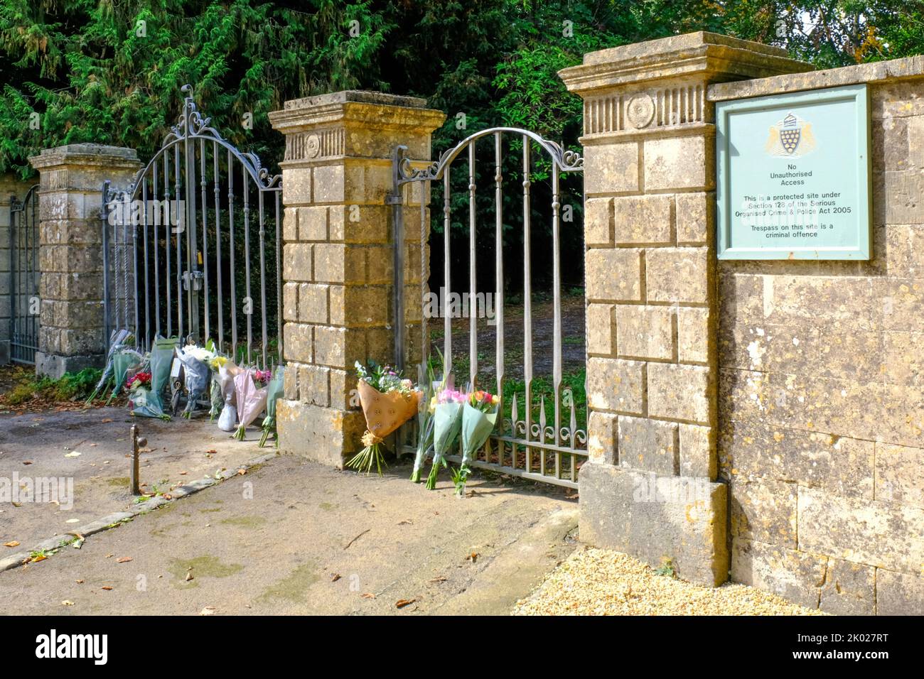 Highgrove, UK. 9th Sep, 2022. Flowers have been left outside the side gate of King Charles's country residence at Highgrove Gloucestershire. Credit: JMF News/Alamy Live News Stock Photo