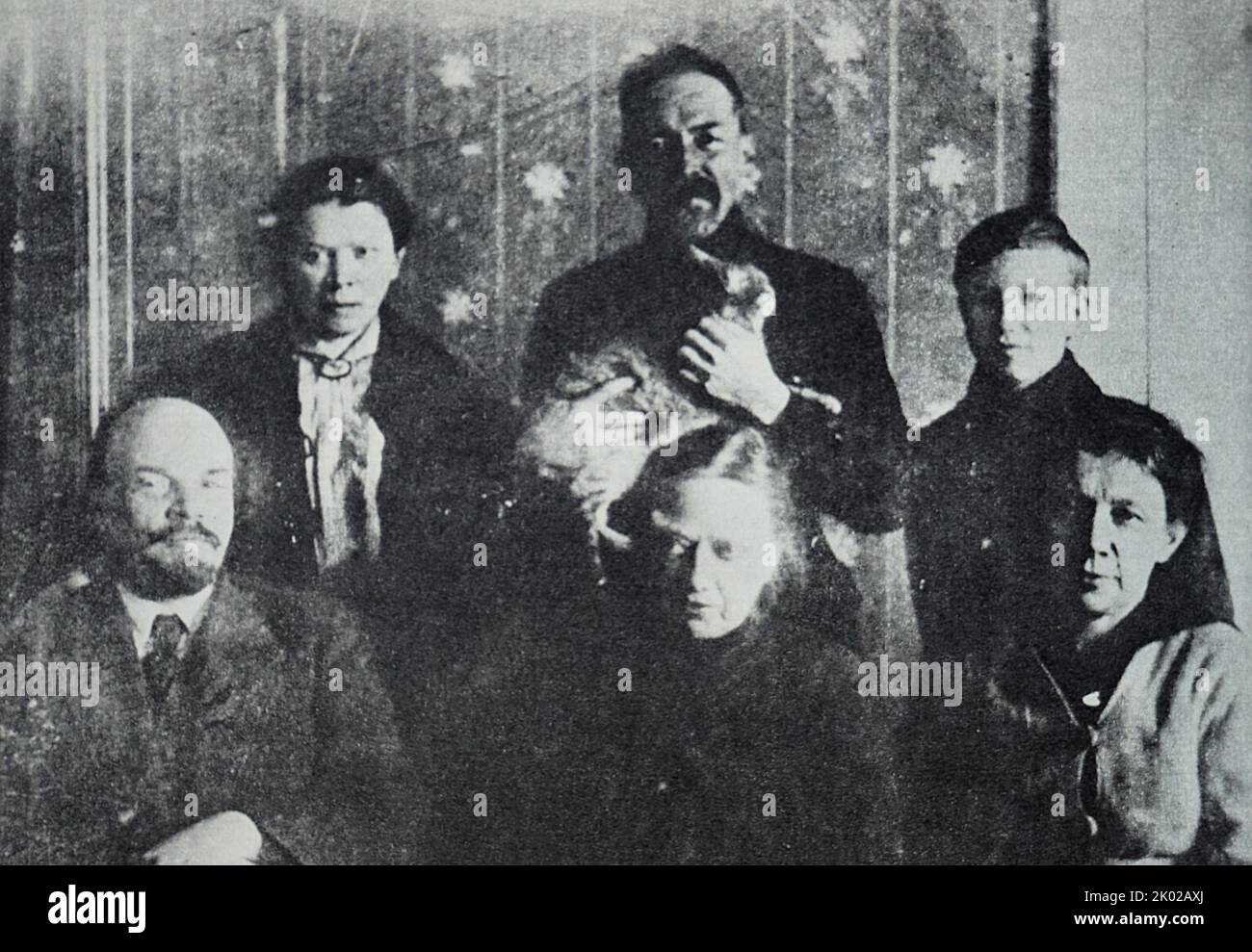 Ленин и его семья. Семья ульяновых 1879. Исторический жанр ленин. Ленин семья ульяновых. Семья ленина фото ульяновых-братья сестры.