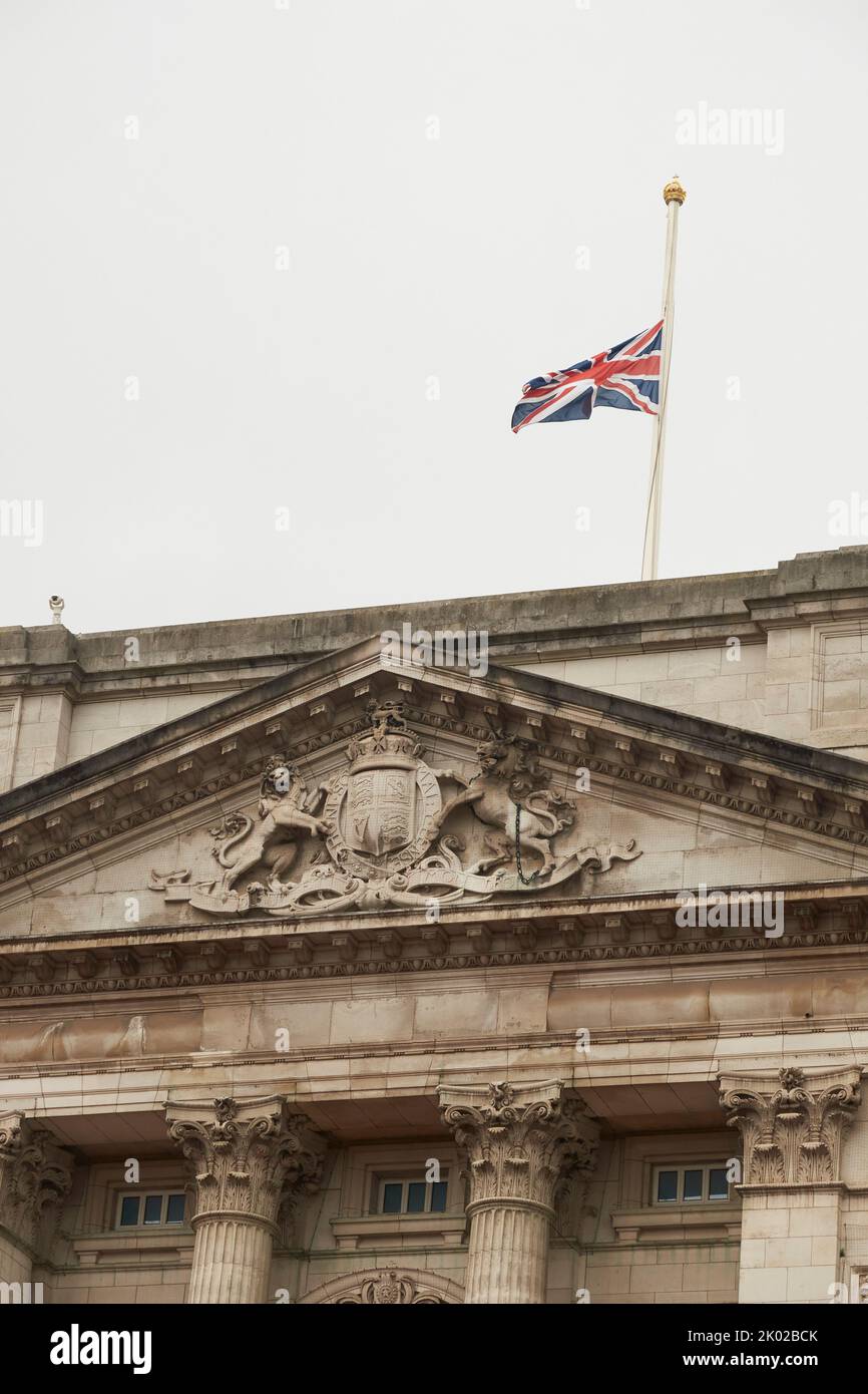 Flag flying at halfmast at Buckingham Palace Stock Photo Alamy