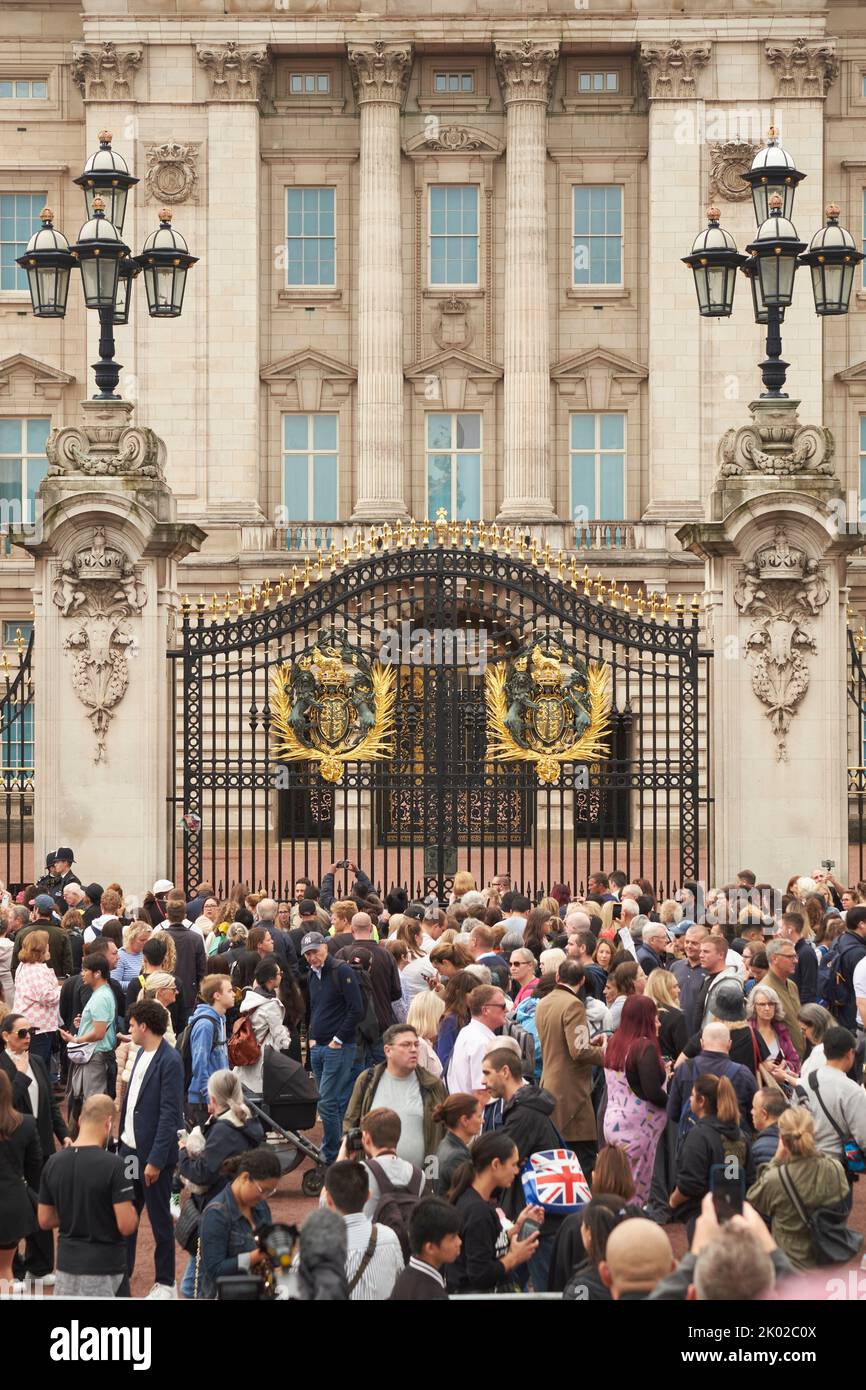 Flowers left outside Buckingham Palace Stock Photo Alamy