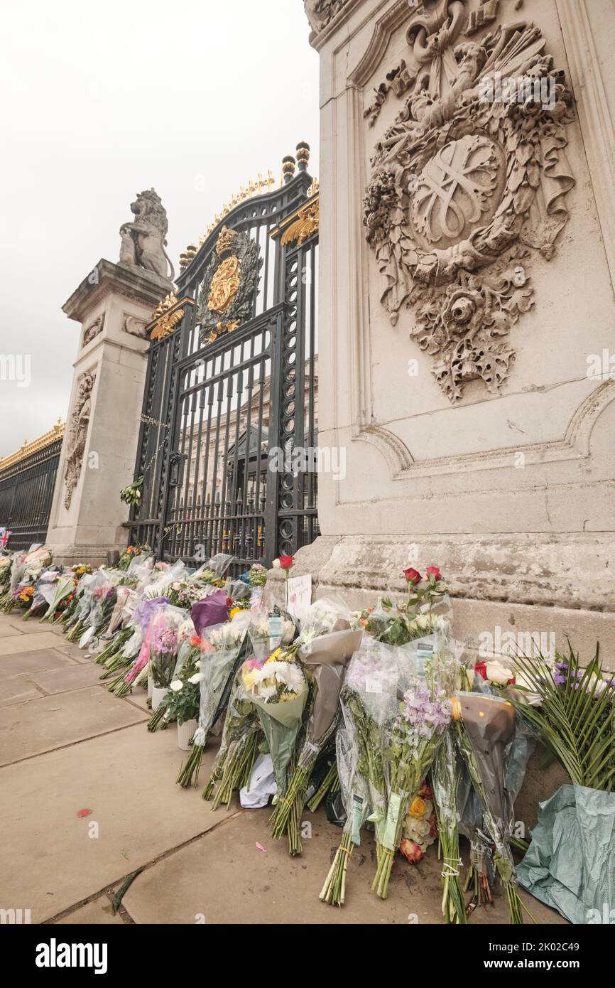 Flowers left outside Buckingham Palace Stock Photo Alamy