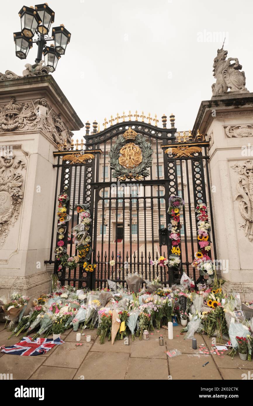 Flowers left outside Buckingham Palace Stock Photo Alamy