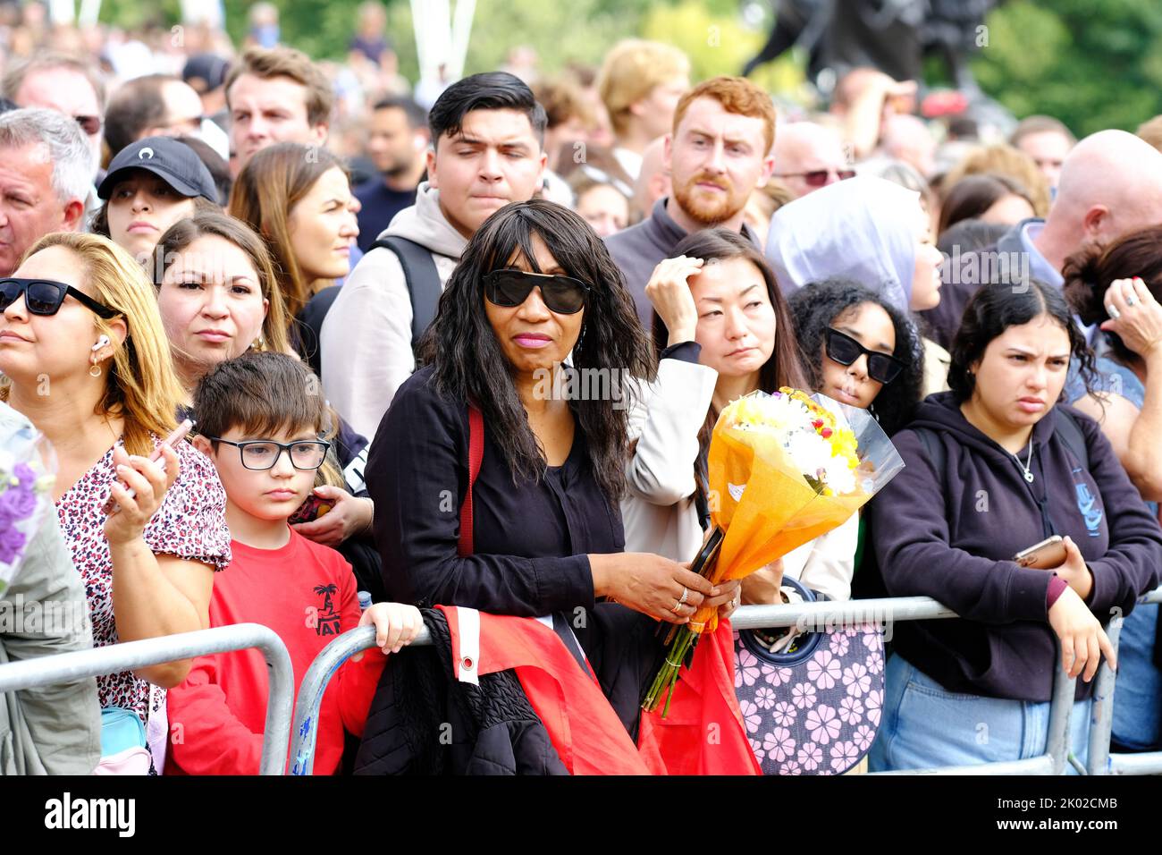 Buckingham Palace, London, UK – Friday 9th September 2022 – Large crowds gather with flowers outside Buckingham Palace to mourn the death of Queen Elizabeth II yesterday. Photo Steven May / Alamy Live News Stock Photo