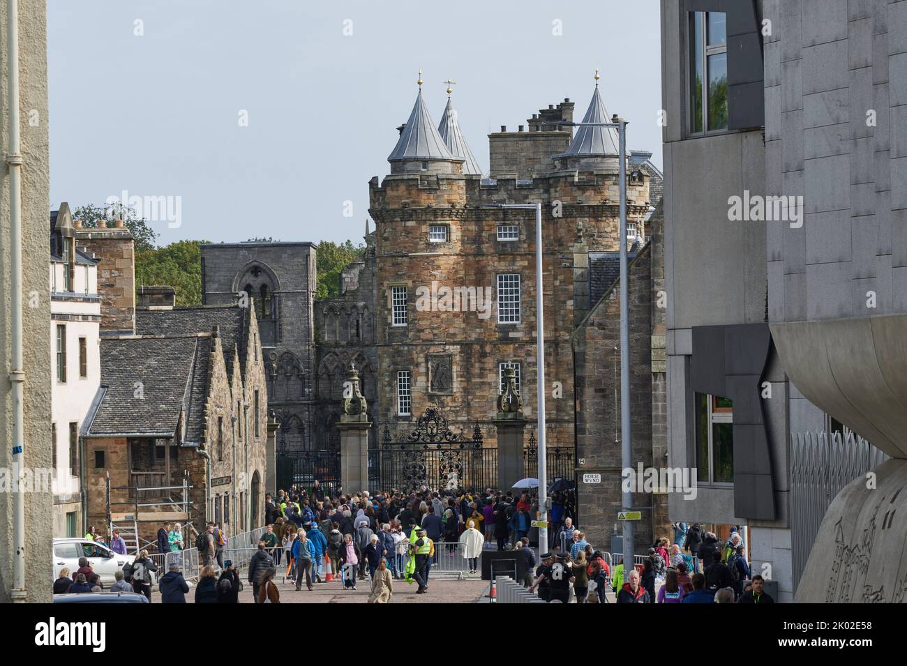 Edinburgh Scotland, UK 09 September 2022. People gather outside Hollyrood Palace to pay their respects following the death of the Queen. credit sst/alamy live newsevent Stock Photo