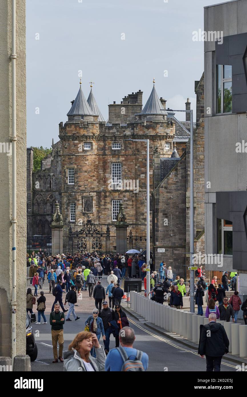 Edinburgh Scotland, UK 09 September 2022. People gather outside ...