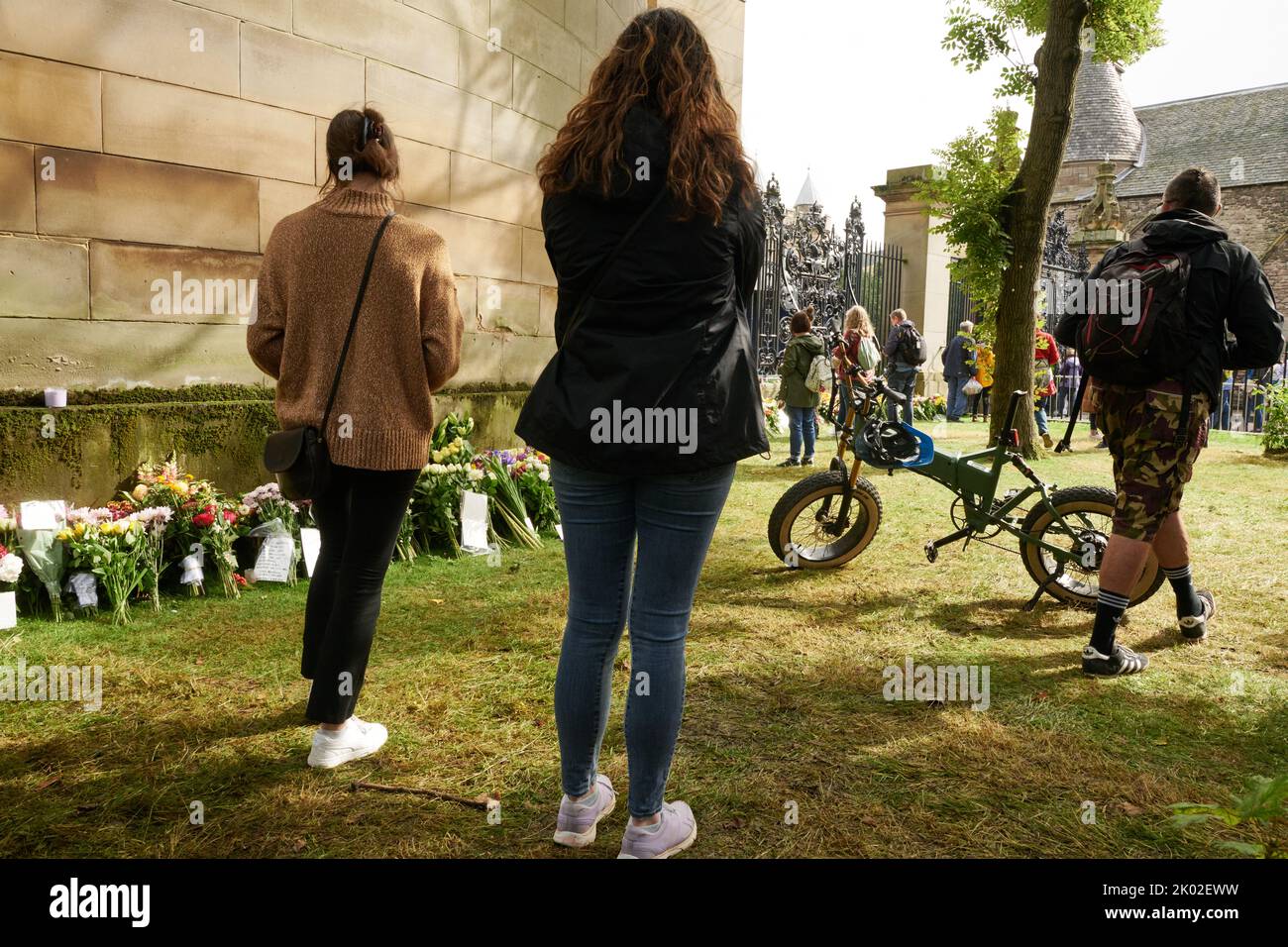 Edinburgh Scotland, UK 09 September 2022. People gather outside Hollyrood Palace to pay their respects following the death of the Queen. credit sst/alamy live newsevent Stock Photo