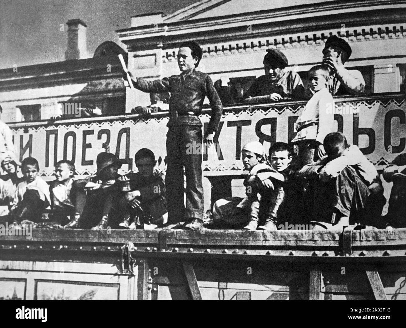 Meeting of young communards in Tula. Sergei Khaibulin, an activist of the Children's Proletkult, speaking, 1919. Stock Photo