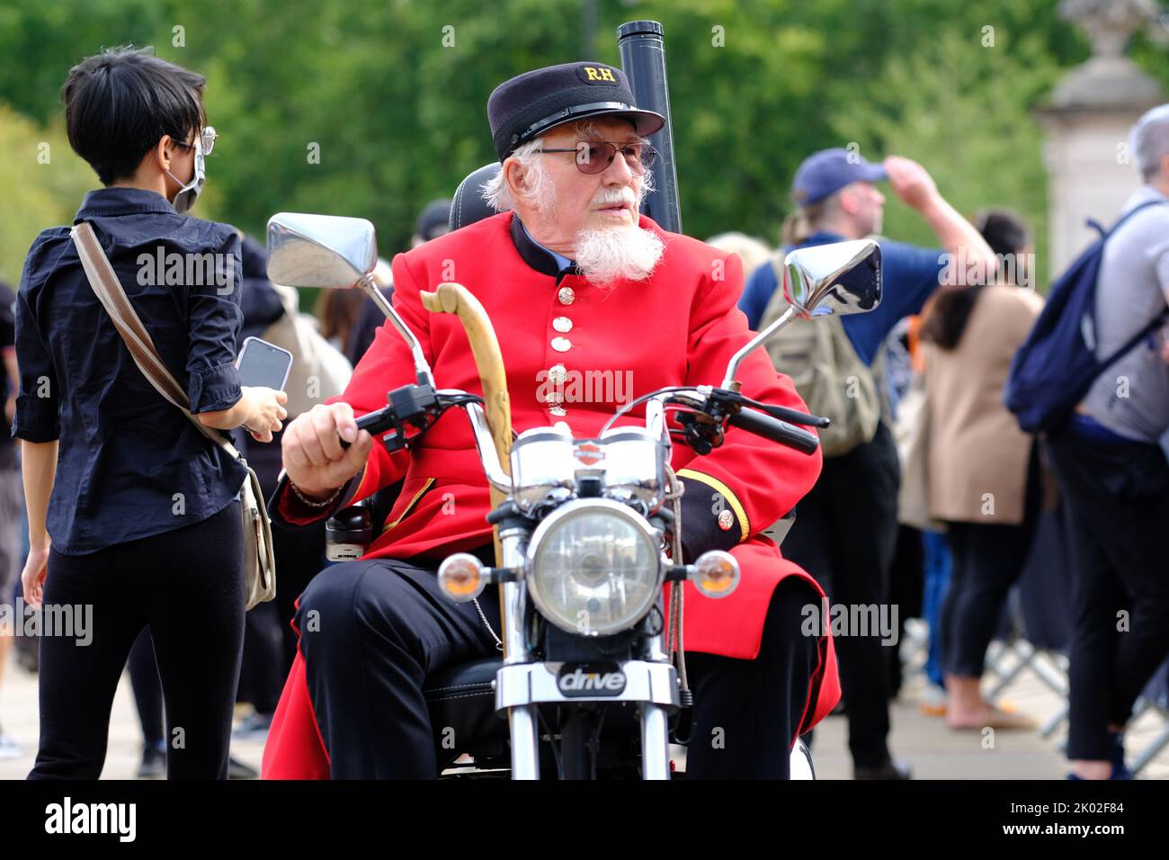 Buckingham Palace, London, UK – Friday 9th September 2022 – A Chelsea Pensioner arrives on his mobility scooter to view the flowers outside Buckingham Palace. Photo Steven May / Alamy Live News Stock Photo