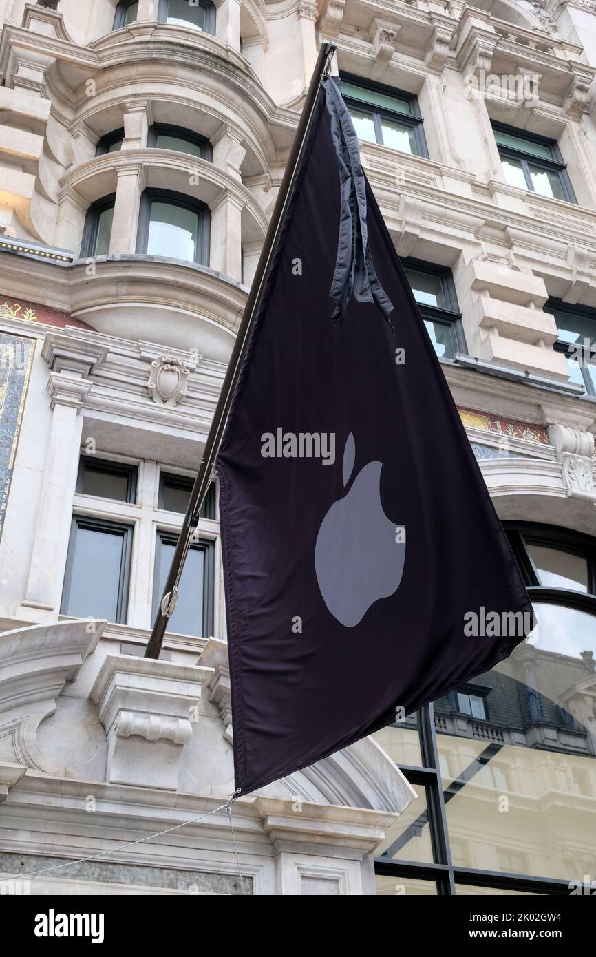 Regent Street, London, UK. 9th Sept 2022. Mourning the death of Queen Elizabeth II aged 96. Apple Store.  Credit: Matthew Chattle/Alamy Live News Stock Photo