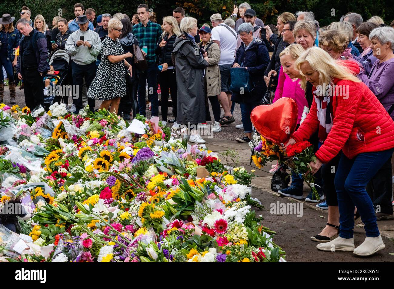 Windsor, UK. 9th Sep, 2022. Visitors leave floral tributes outside Cambridge Gate at Windsor Castle a day after the death of Queen Elizabeth II. Queen Elizabeth II, the UK's longest-serving monarch, died at Balmoral aged 96 after a reign lasting 70 years. Credit: Mark Kerrison/Alamy Live News Stock Photo