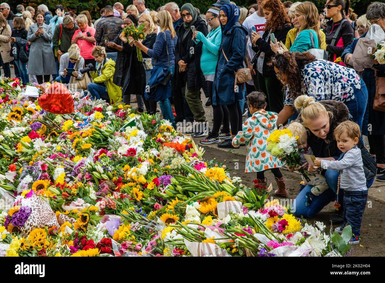 Visitors leave floral tributes outside Cambridge Gate at Windsor Castle a day after the death of Queen Elizabeth II on 9th September 2022 in Windsor, United Kingdom. Queen Elizabeth II, the UK's longest-serving monarch, died at Balmoral aged 96 after a reign lasting 70 years. ( Credit: Mark Kerrison/Alamy Live News Stock Photo