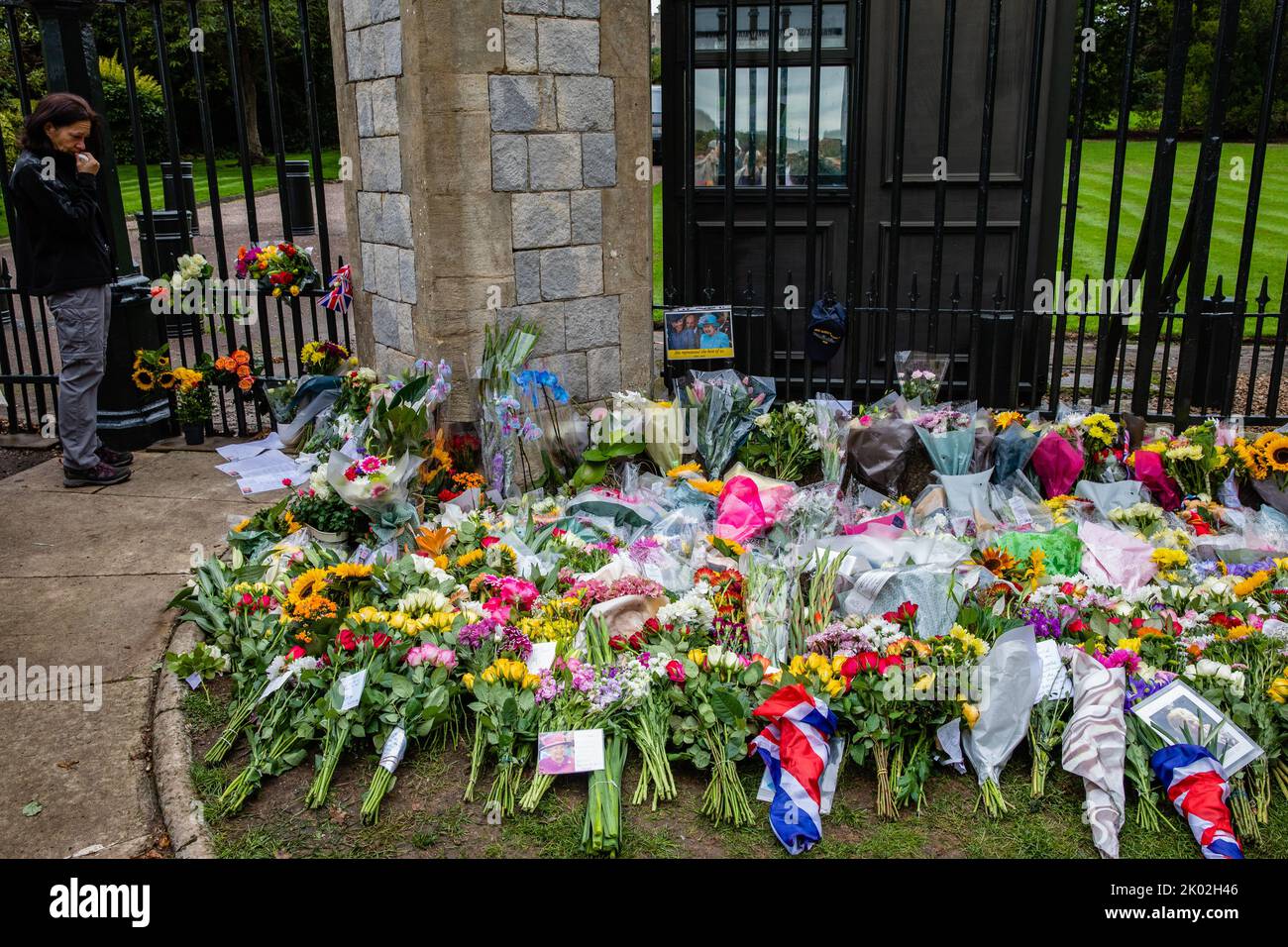 Windsor, UK. 9th Sep, 2022. Floral tributes are displayed outside Cambridge Gate at Windsor Castle a day after the death of Queen Elizabeth II. Queen Elizabeth II, the UK's longest-serving monarch, died at Balmoral aged 96 after a reign lasting 70 years. Credit: Mark Kerrison/Alamy Live News Stock Photo