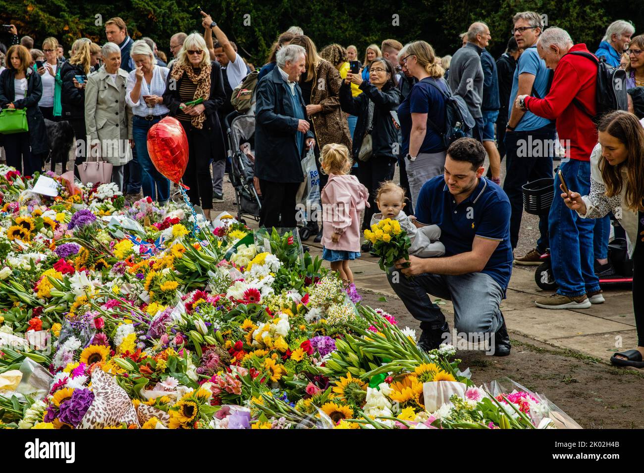 Windsor, UK. 9th Sep, 2022. Visitors leave floral tributes outside Cambridge Gate at Windsor Castle a day after the death of Queen Elizabeth II. Queen Elizabeth II, the UK's longest-serving monarch, died at Balmoral aged 96 after a reign lasting 70 years. Credit: Mark Kerrison/Alamy Live News Stock Photo