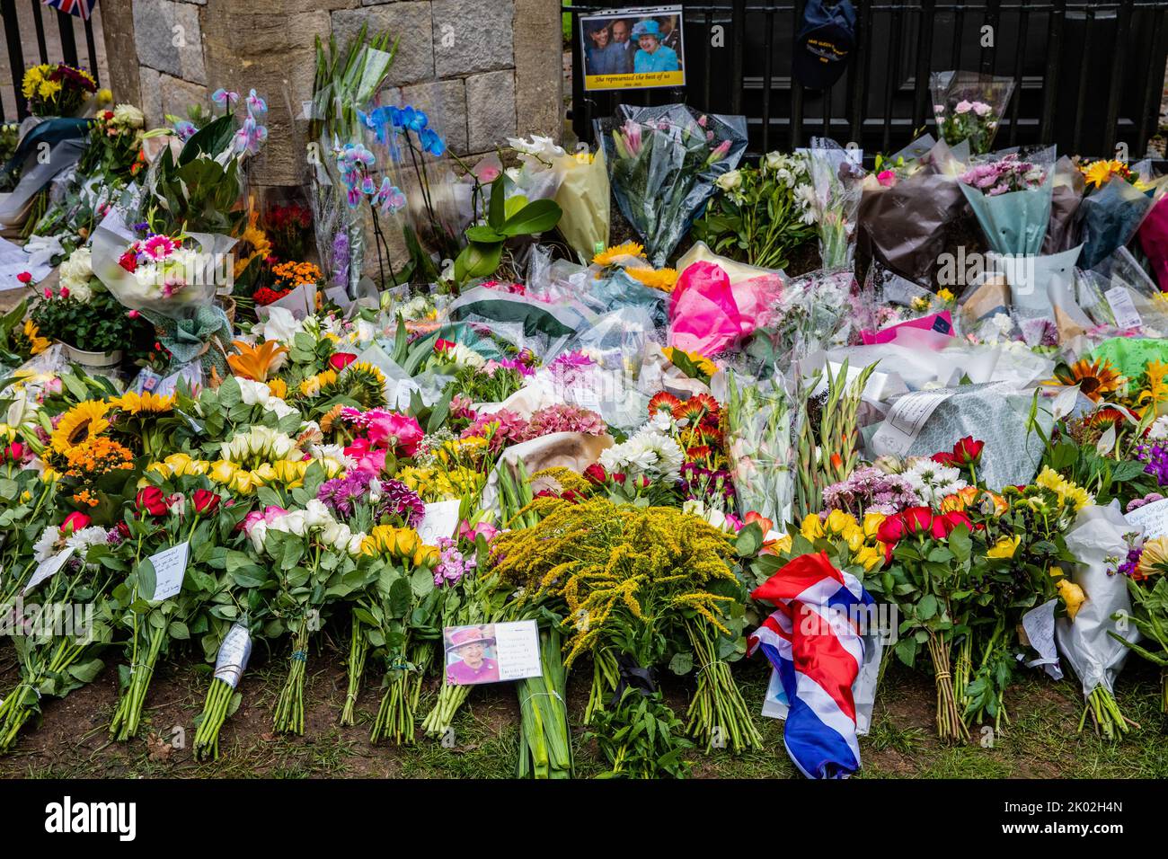 Windsor, UK. 9th Sep, 2022. Floral tributes are displayed outside Cambridge Gate at Windsor Castle a day after the death of Queen Elizabeth II. Queen Elizabeth II, the UK's longest-serving monarch, died at Balmoral aged 96 after a reign lasting 70 years. Credit: Mark Kerrison/Alamy Live News Stock Photo