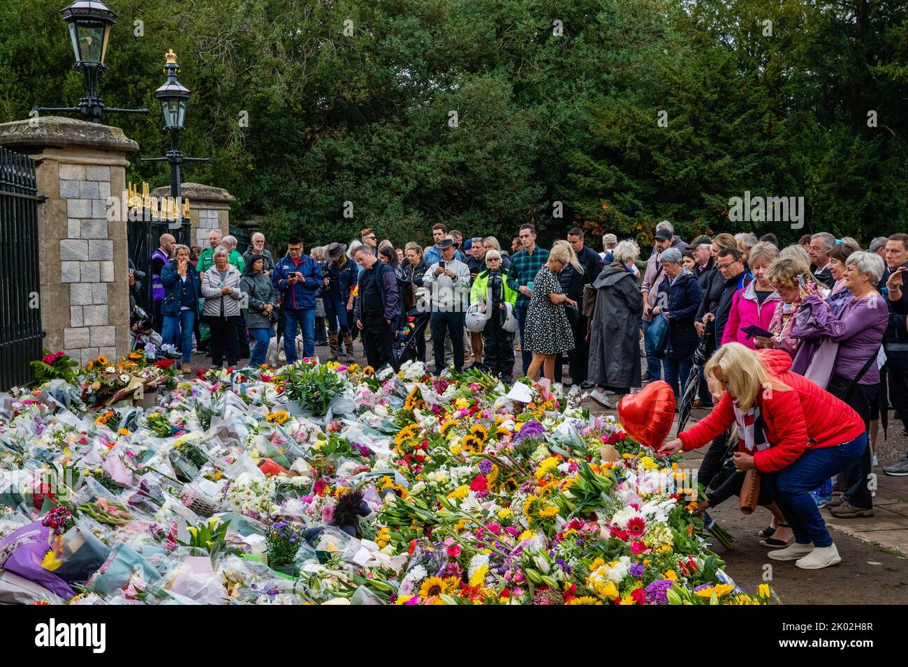 Windsor, UK. 9th September, 2022. Visitors leave floral tributes outside Cambridge Gate at Windsor Castle a day after the death of Queen Elizabeth II. Queen Elizabeth II, the UK's longest-serving monarch, died at Balmoral aged 96 after a reign lasting 70 years. Credit: Mark Kerrison/Alamy Live News Stock Photo