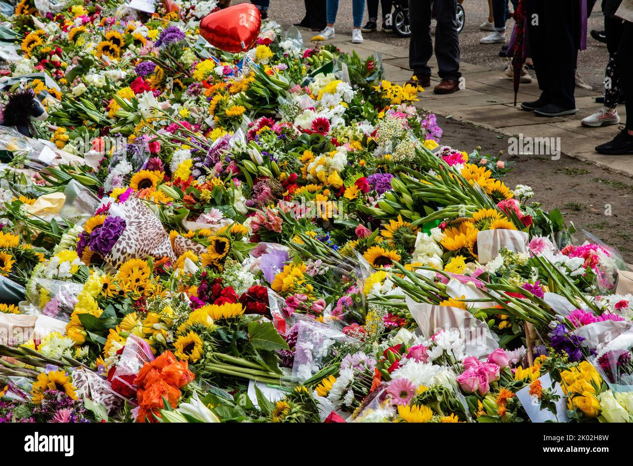 Floral tributes are displayed outside Cambridge Gate at Windsor Castle a day after the death of Queen Elizabeth II on 9th September 2022 in Windsor, United Kingdom. Queen Elizabeth II, the UK's longest-serving monarch, died at Balmoral aged 96 after a reign lasting 70 years. ( Credit: Mark Kerrison/Alamy Live News Stock Photo