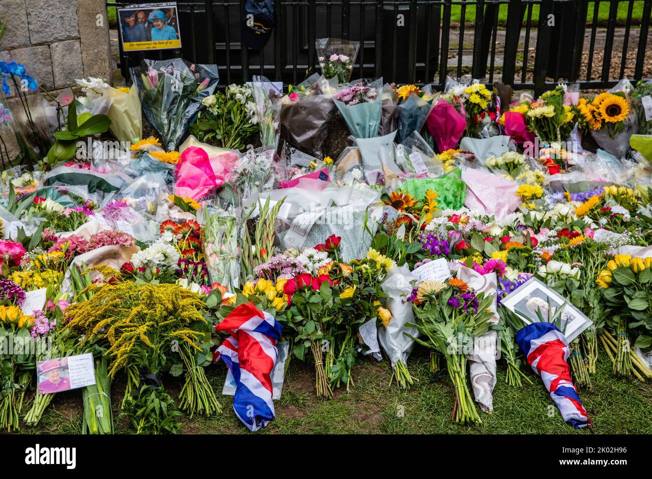Windsor, UK. 9th September, 2022. Floral tributes are displayed outside Cambridge Gate at Windsor Castle a day after the death of Queen Elizabeth II. Queen Elizabeth II, the UK's longest-serving monarch, died at Balmoral aged 96 after a reign lasting 70 years. Credit: Mark Kerrison/Alamy Live News Stock Photo