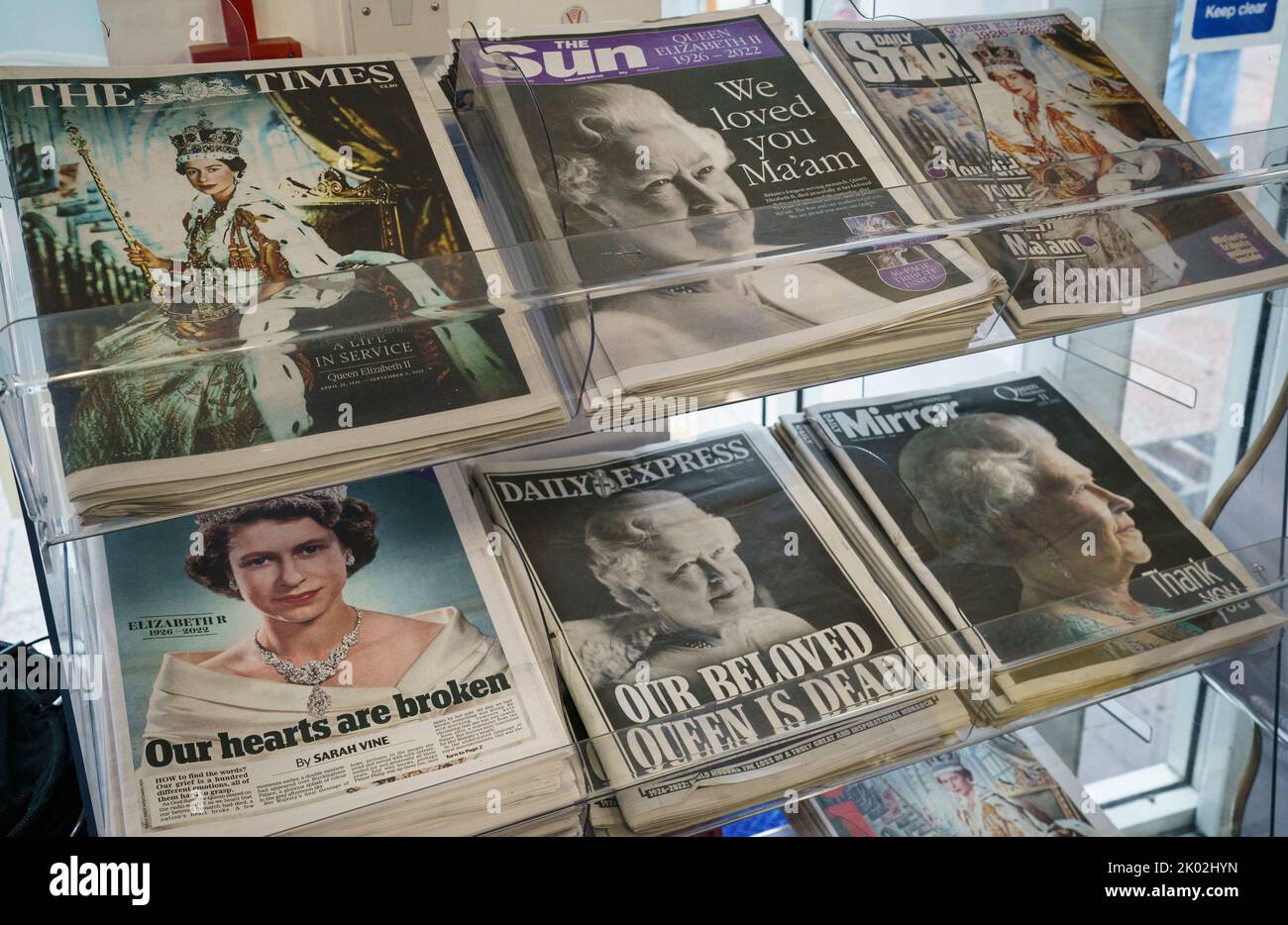 LONDON - SEPTEMBER 9: Death of Queen Elizabeth II. The British newspapers commemorating the death of Queen Elizabeth II, are published the following morning, on September 9, 2022. On a display stand in a branch of WH Smiths, the newsagent. Photo: Credit: 2022 David Levenson/Alamy Live News Stock Photo