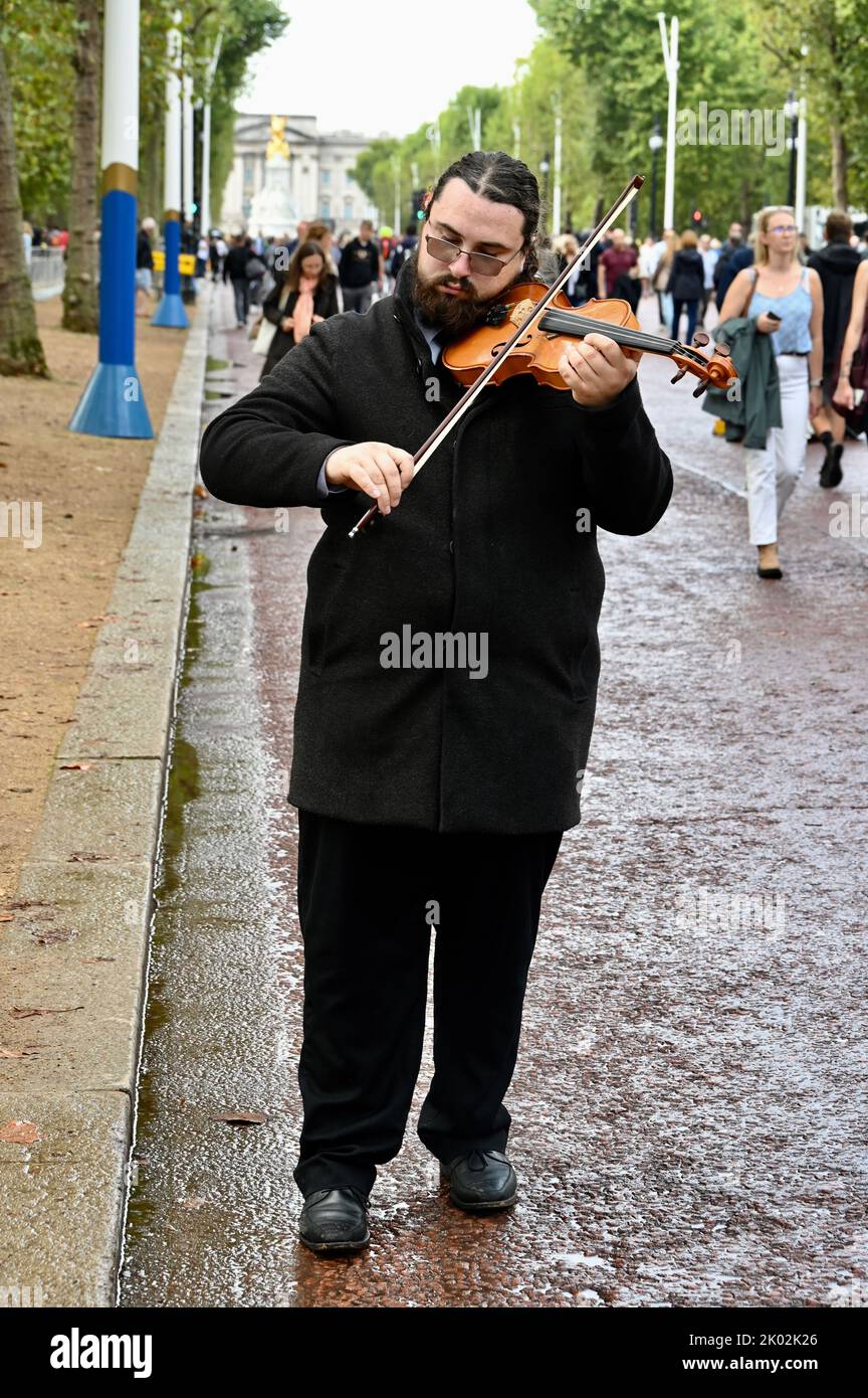 London, UK. Violinist Byron Horn played a sad lament to the crowds who went to Buckingham Palace to pay their respects to Queen Elizabeth, following her death on 08.09.2022 Credit: michael melia/Alamy Live News Stock Photo