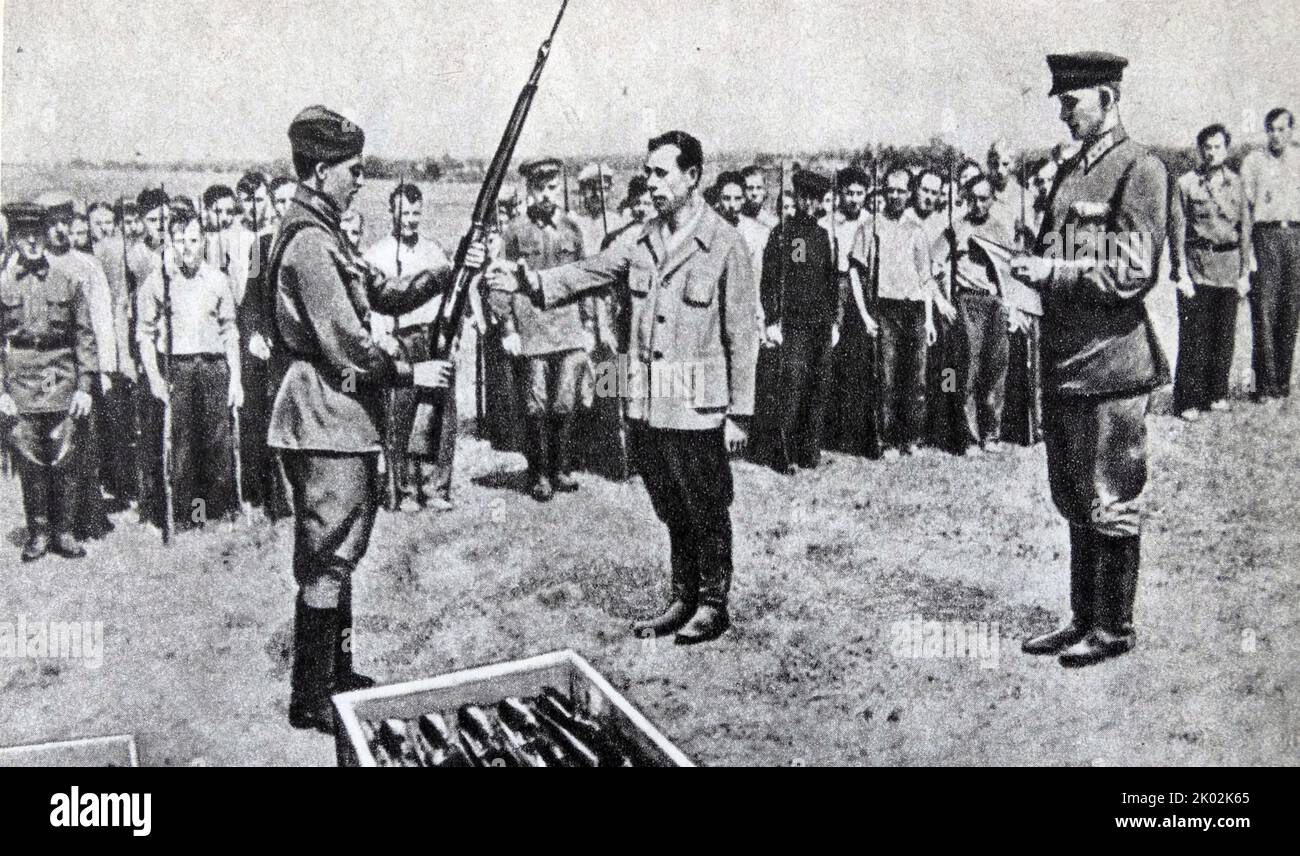 Presentation of weapons to the militia fighters. 1941 Stock Photo