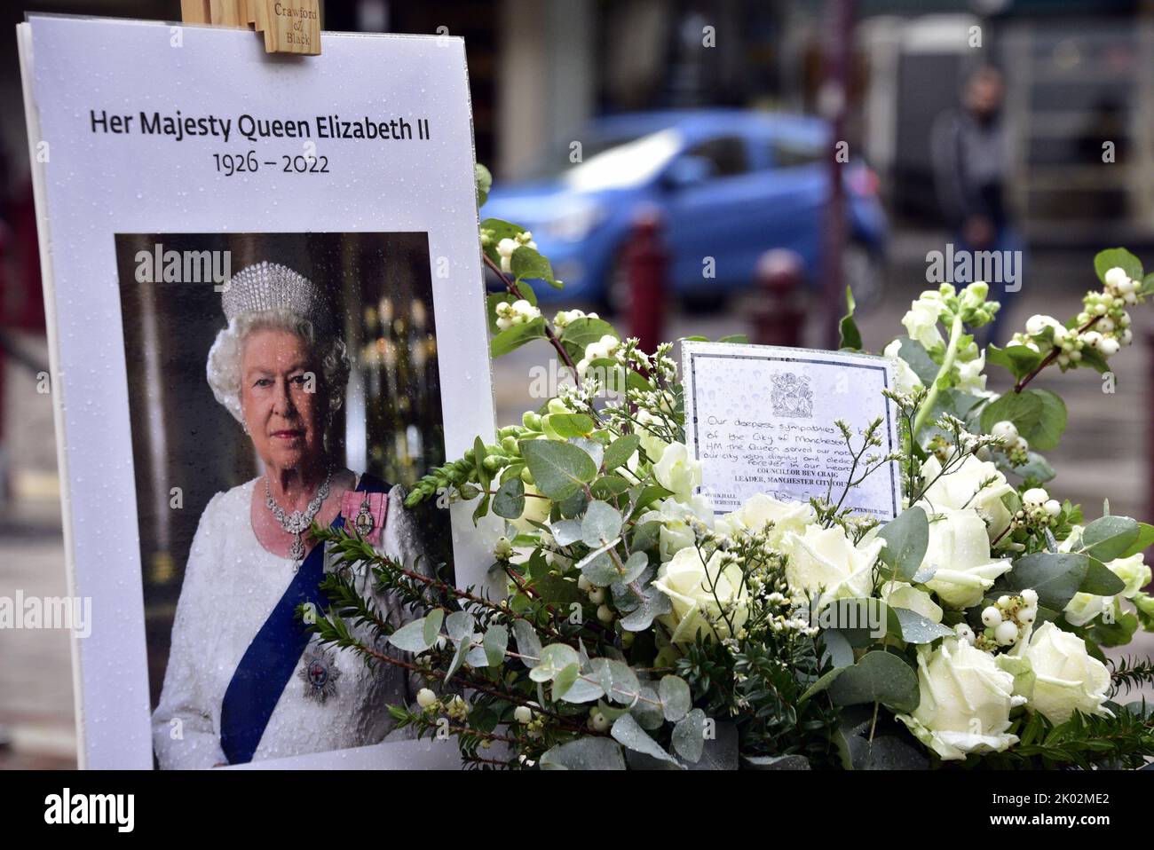 Manchester, UK, 9th September, 2022. Flowers left in St Ann's Square, Manchester, UK. Mourning period begins after the death of Her Majesty, Queen Elizabeth II, in Manchester, United Kingdom. Her Majesty, The Queen, died, aged 96, on 8th September, 2022. Manchester City Council has said on its website that the city of Manchester will be observing the official 10-day mourning period and that: 'Residents may wish to lay flowers to mark Her Majesty’s death. You can lay flowers at St Ann's Square'. Credit: Terry Waller/Alamy Live News Stock Photo