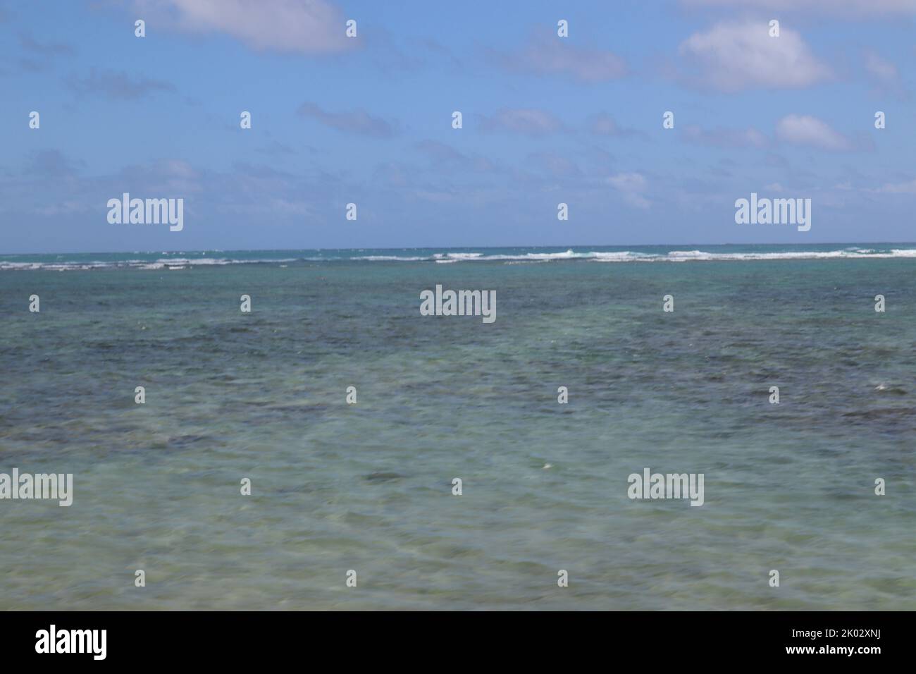 Clear blue hawaiian ocean hi-res stock photography and images - Alamy