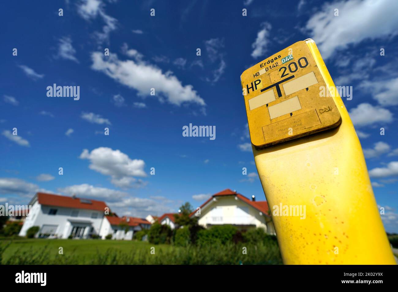 Germany, Bavaria, Upper Bavaria, Altötting district, natural gas, gas pipeline, single-family houses, post, pipeline marking, sign on natural gas pipeline Stock Photo