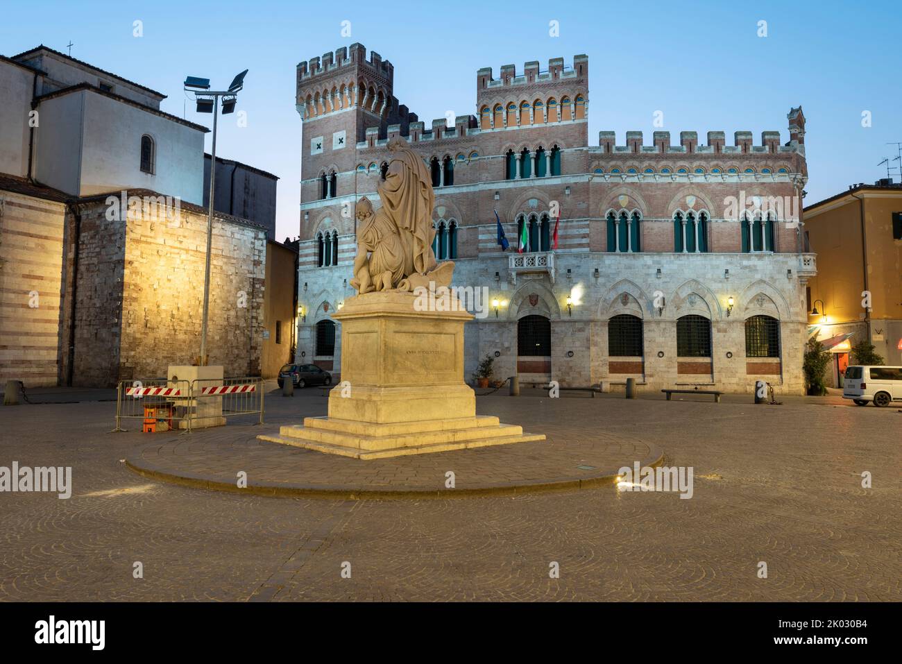 Piazza Dante with Duomo San Lorenzo, right Neo-Gothic Town Hall, seat of the provincial government, center Monument to Canapone, Grand Duke Leopold II of Lorraine, Grosseto, Tuscany, Italy Stock Photo