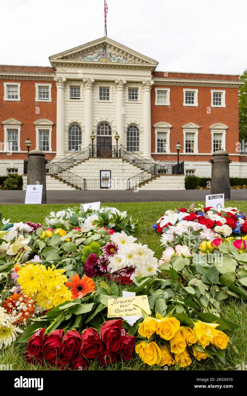 Warrington Town Hall, Cheshire, UK. 09th Sep, 2022. UK Flowers placed