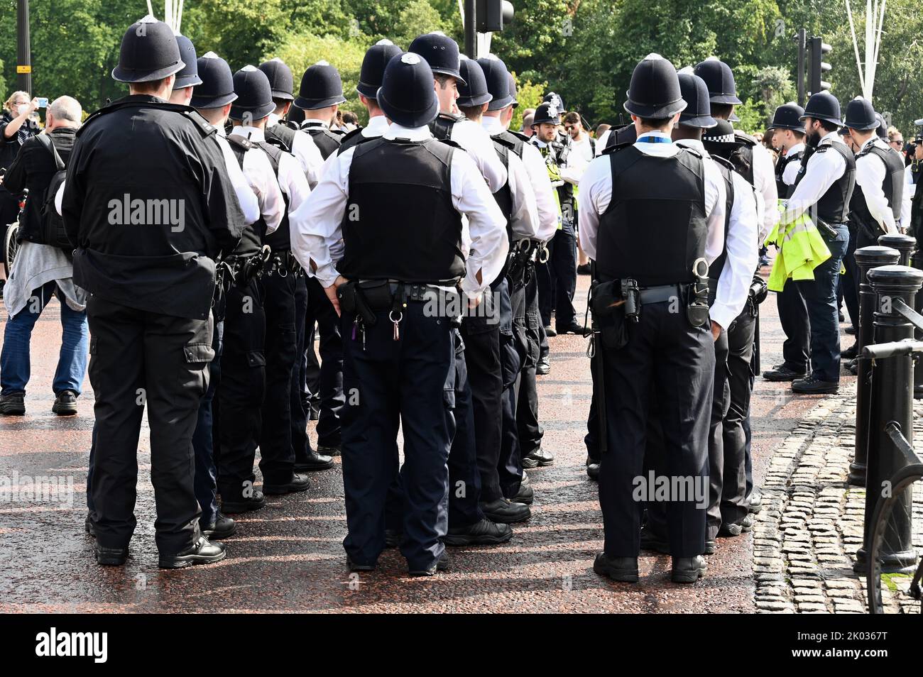 London, UK. Police officers gathered on the Mall prior to the arrival of King Charles III at Buckingham Palace, following the death of Queen Elizabeth II on 08.09.2022. Stock Photo